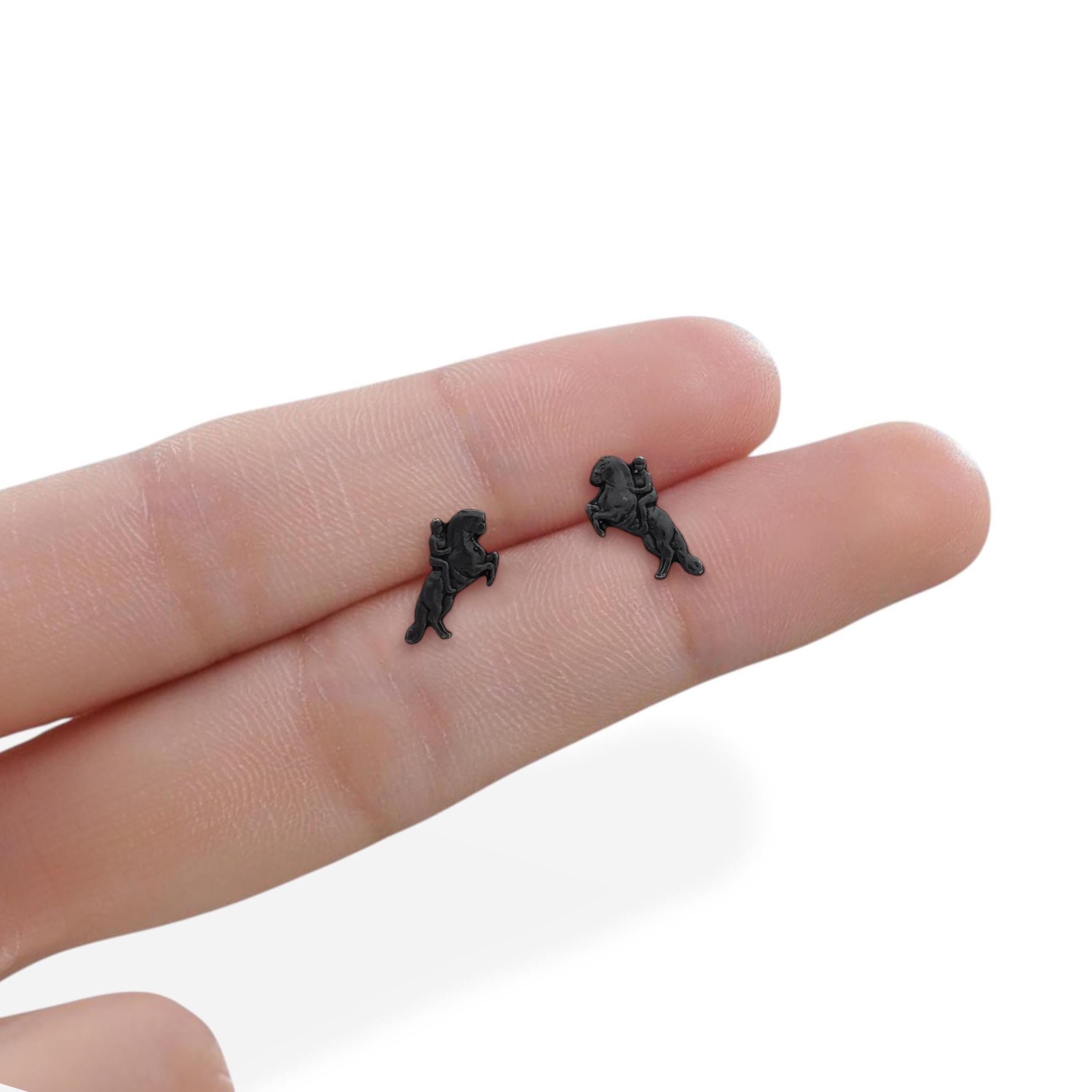 Конен спорт – Дамски обеци с фигура на състезателка – Оксидирано сребро 925 – Ръчно изработени спортни бижута/талисмани – Идеален подарък за жена – SSJ