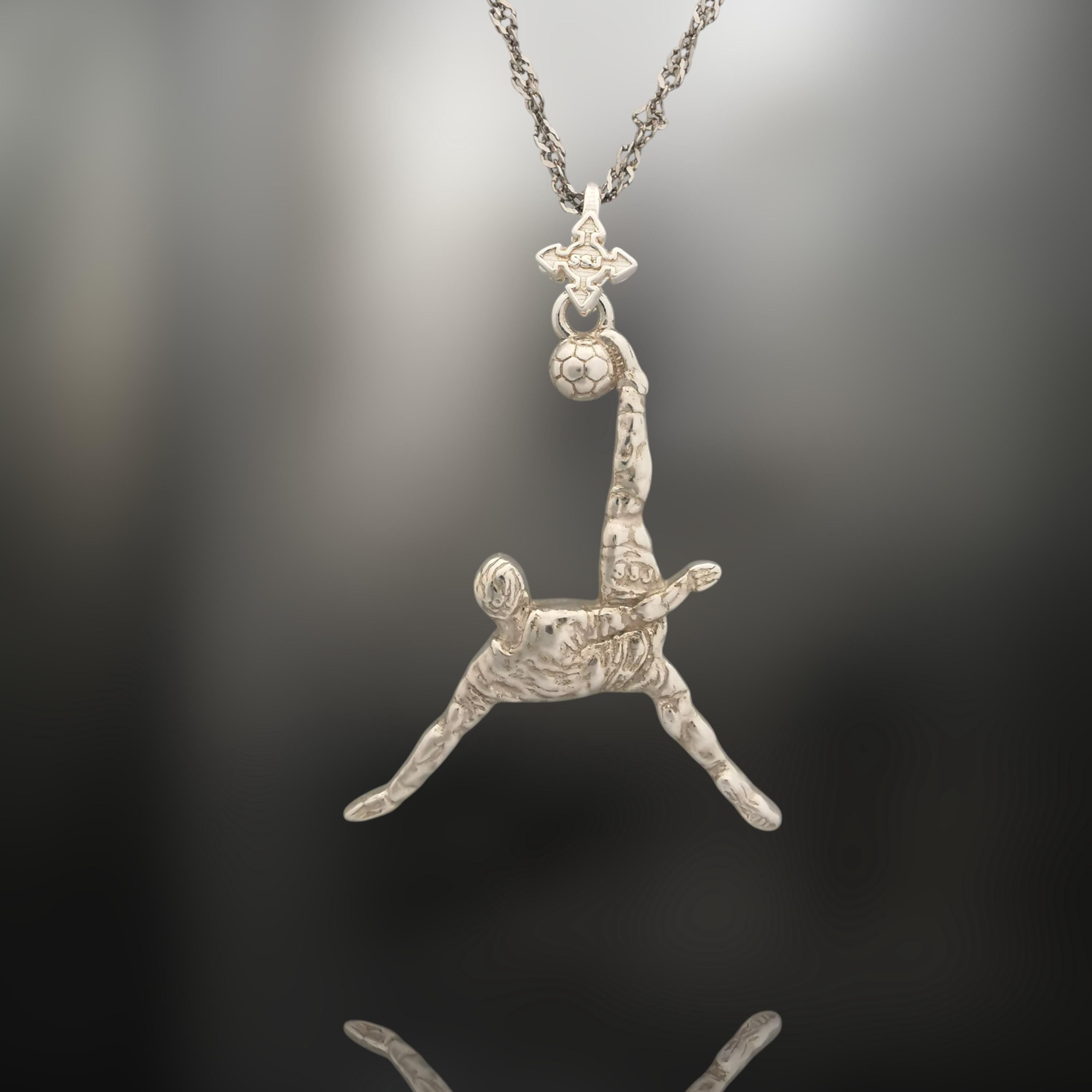 Футболист (задна ножица) – Мъжки спортен медальон от сребро 925 с класическо покритие – Ръчно изработено спортно бижу – Идеален подарък за мъж, фен на футбола – SSJ