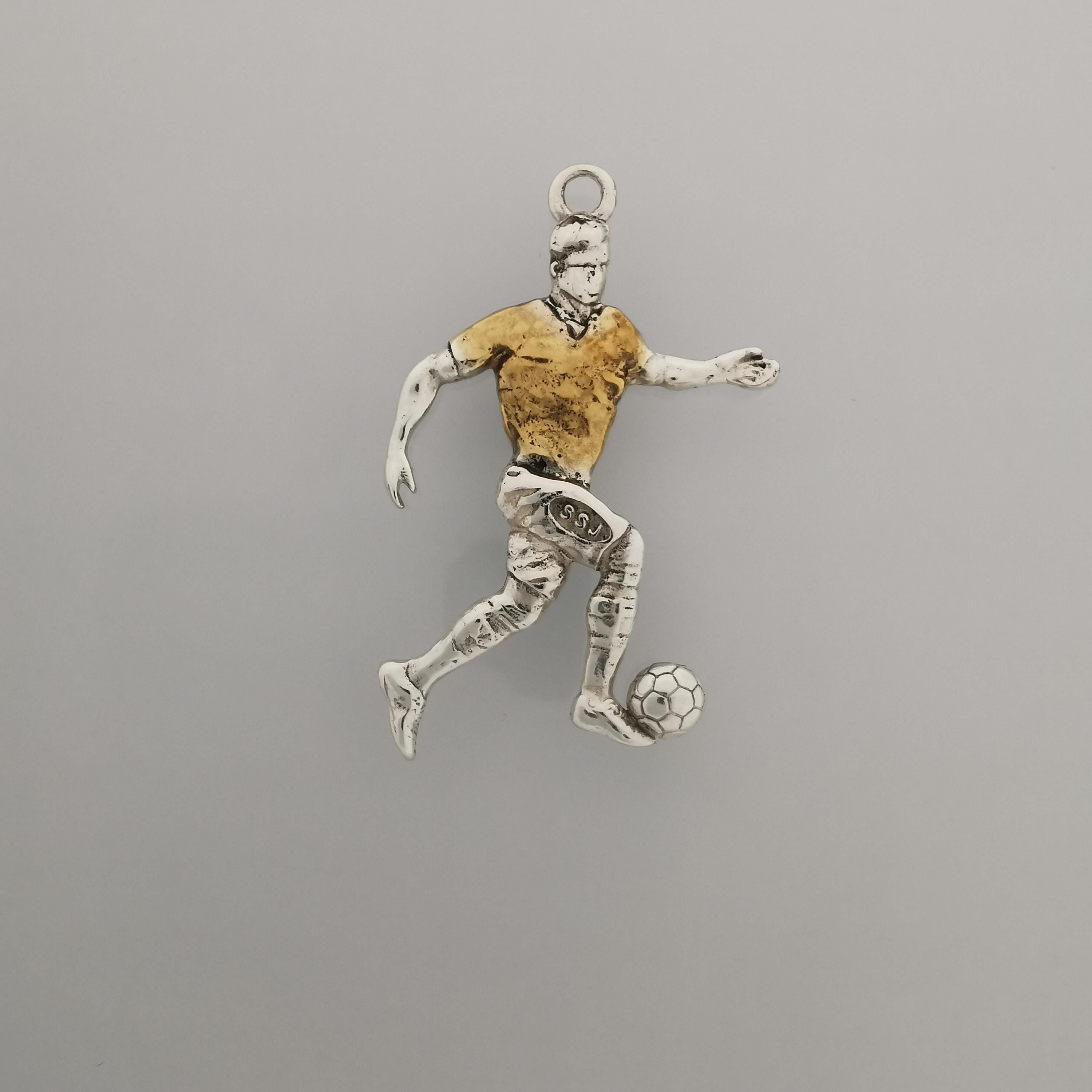 Футболист – Мъжки спортен медальон от сребро 925 с частично позлатено покритие – Ръчно изработено спортно бижу – Идеален подарък за мъж, фен на футбола – SSJ