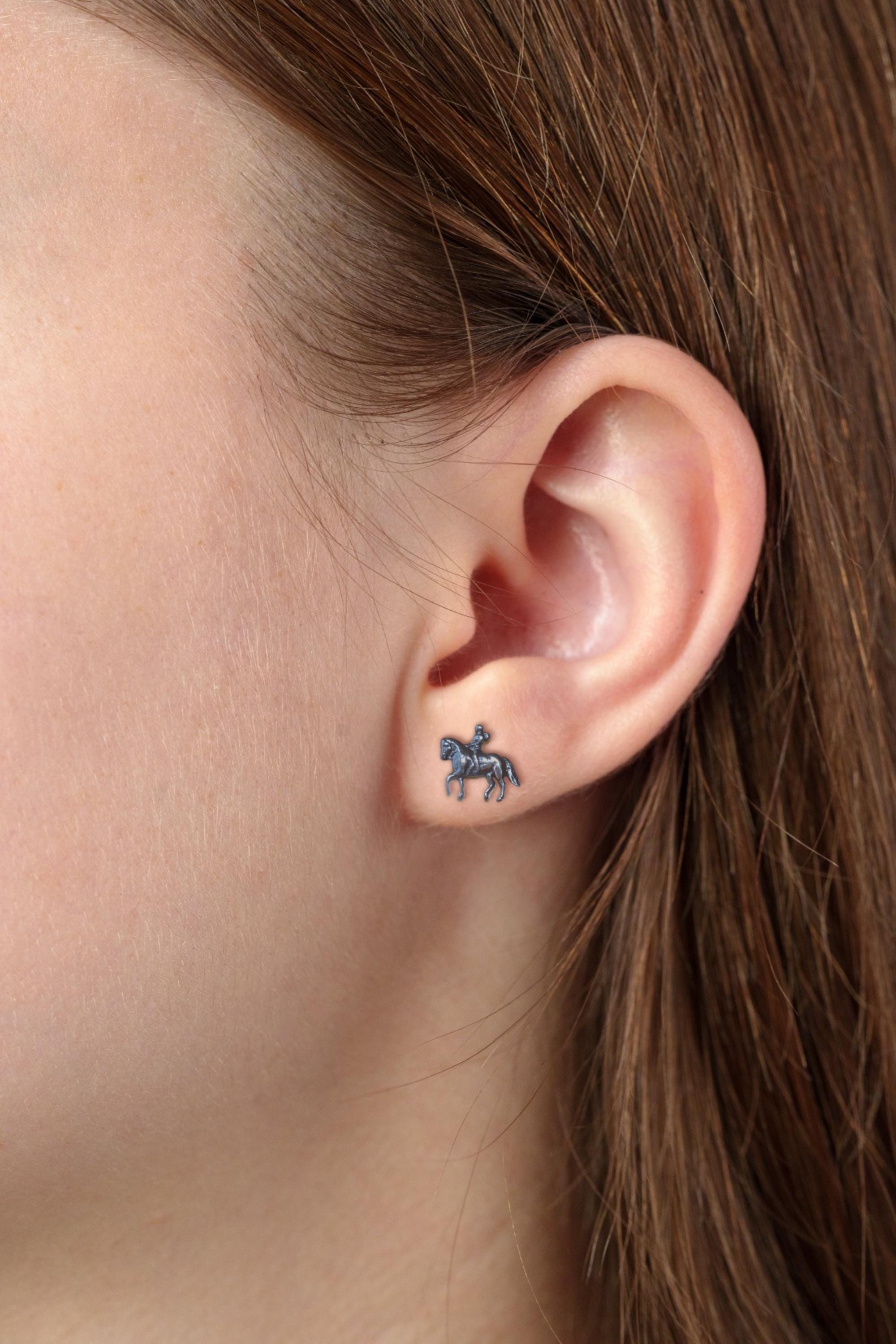 Конен спорт – Дамски обеци с фигура на ездачка – Оксидирано сребро 925 – Ръчно изработени спортни бижута/талисмани конна езда – Идеален подарък за жена – SSJ