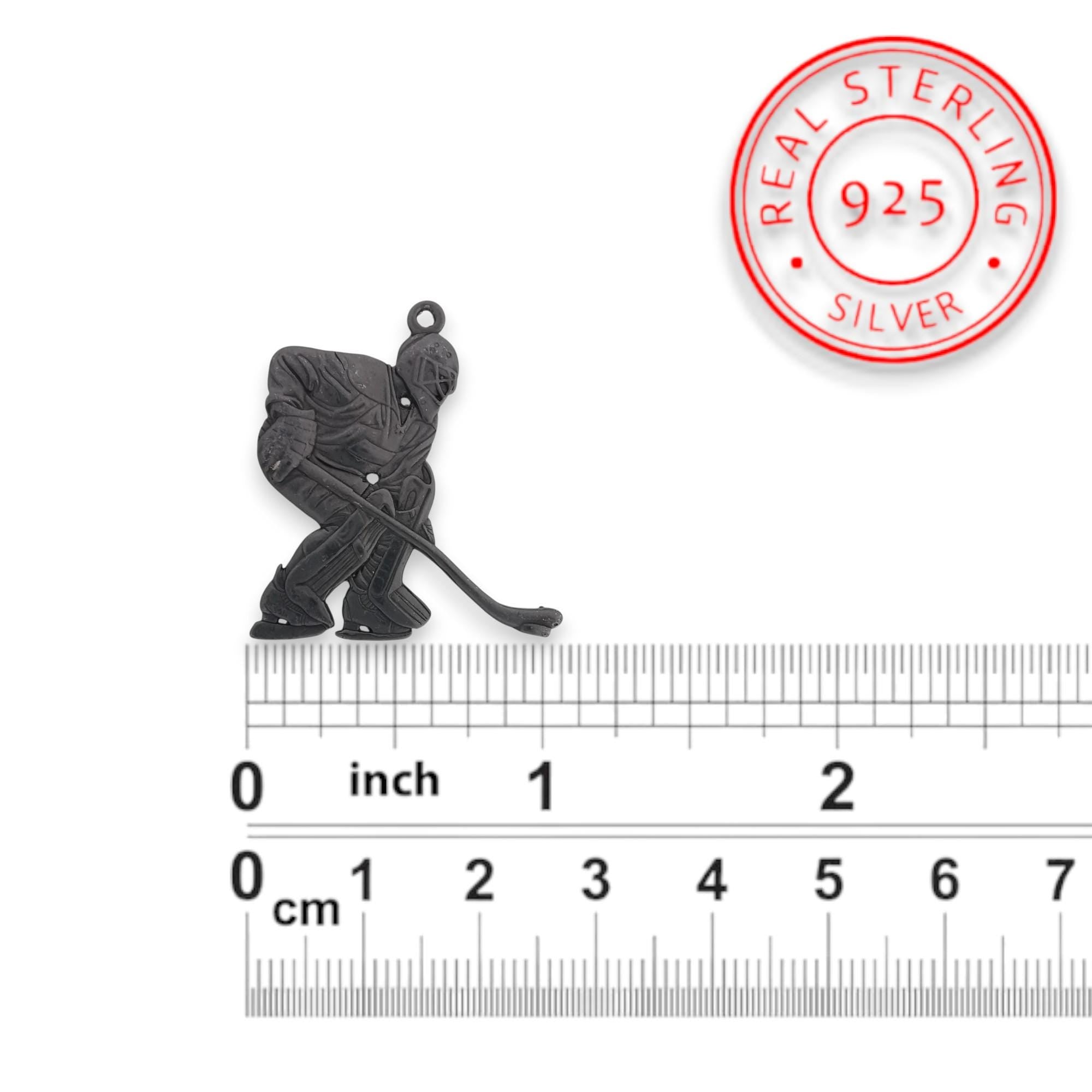 Хокеист (вратар) – Мъжки спортен медальон от сребро 925 с оксидирано покритие – Ръчно изработено спортно бижу – Идеален подарък за мъж, фен на хокея – SSJ
