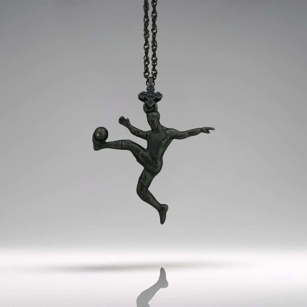 Футболист (воле) – Мъжки спортен медальон от сребро 925 с оксидирано покритие – Ръчно изработено спортно бижу – Идеален подарък за мъж, фен на футбола – SSJ