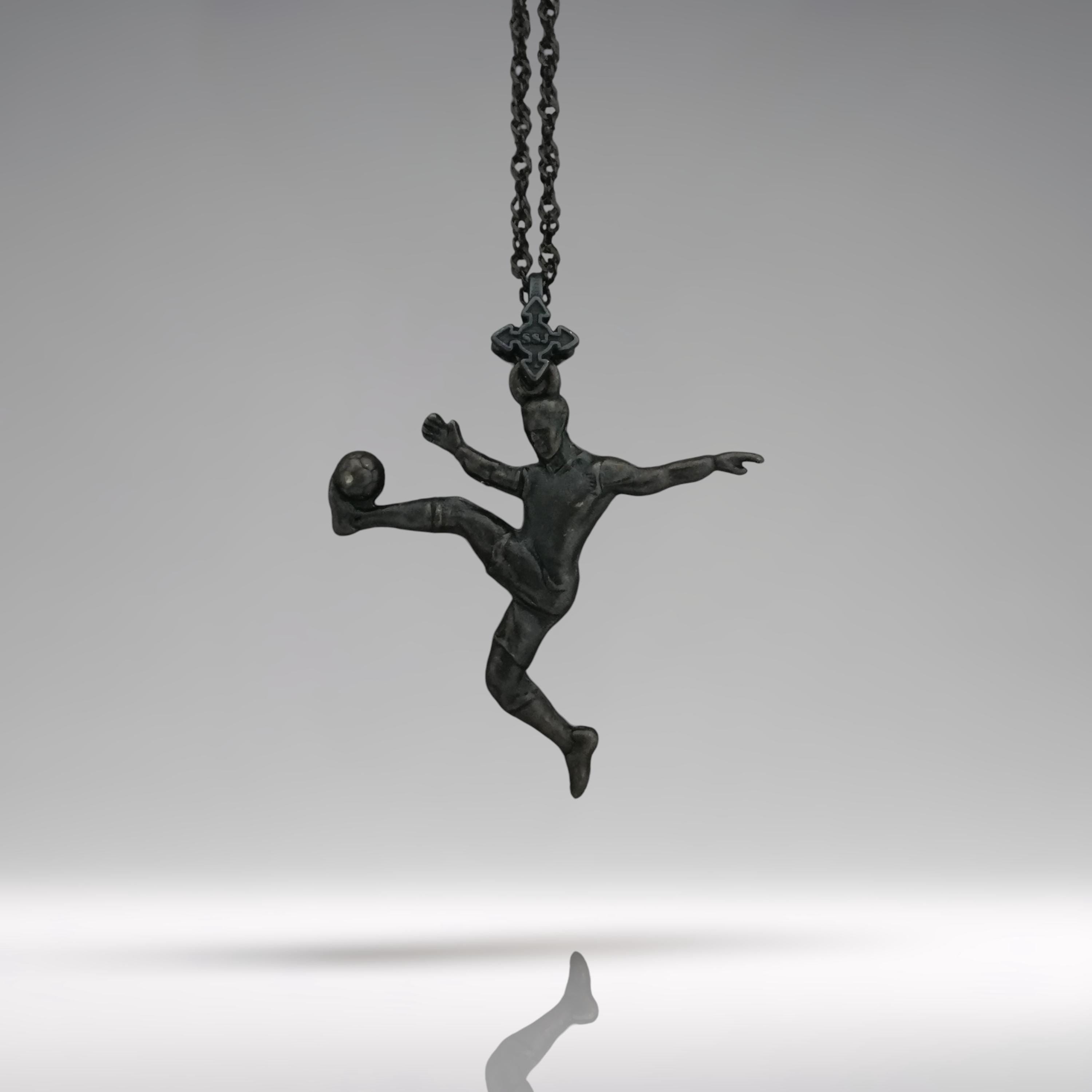 Футболист (воле) – Мъжки спортен медальон от сребро 925 с оксидирано покритие – Ръчно изработено спортно бижу – Идеален подарък за мъж, фен на футбола – SSJ