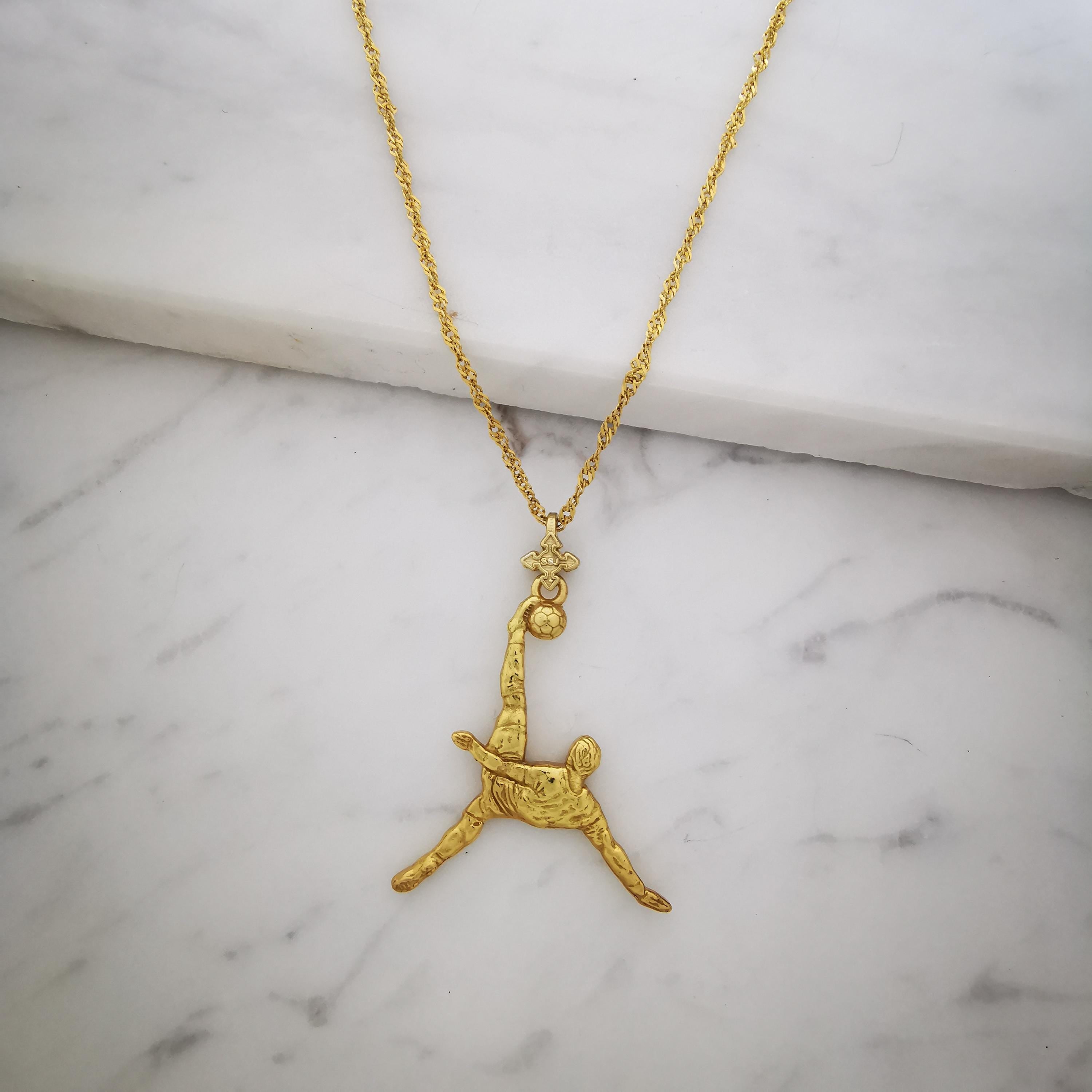 Футболист (задна ножица) – Мъжки спортен медальон от сребро 925 с позлатено покритие – Ръчно изработено спортно бижу – Идеален подарък за мъж, фен на футбола – SSJ