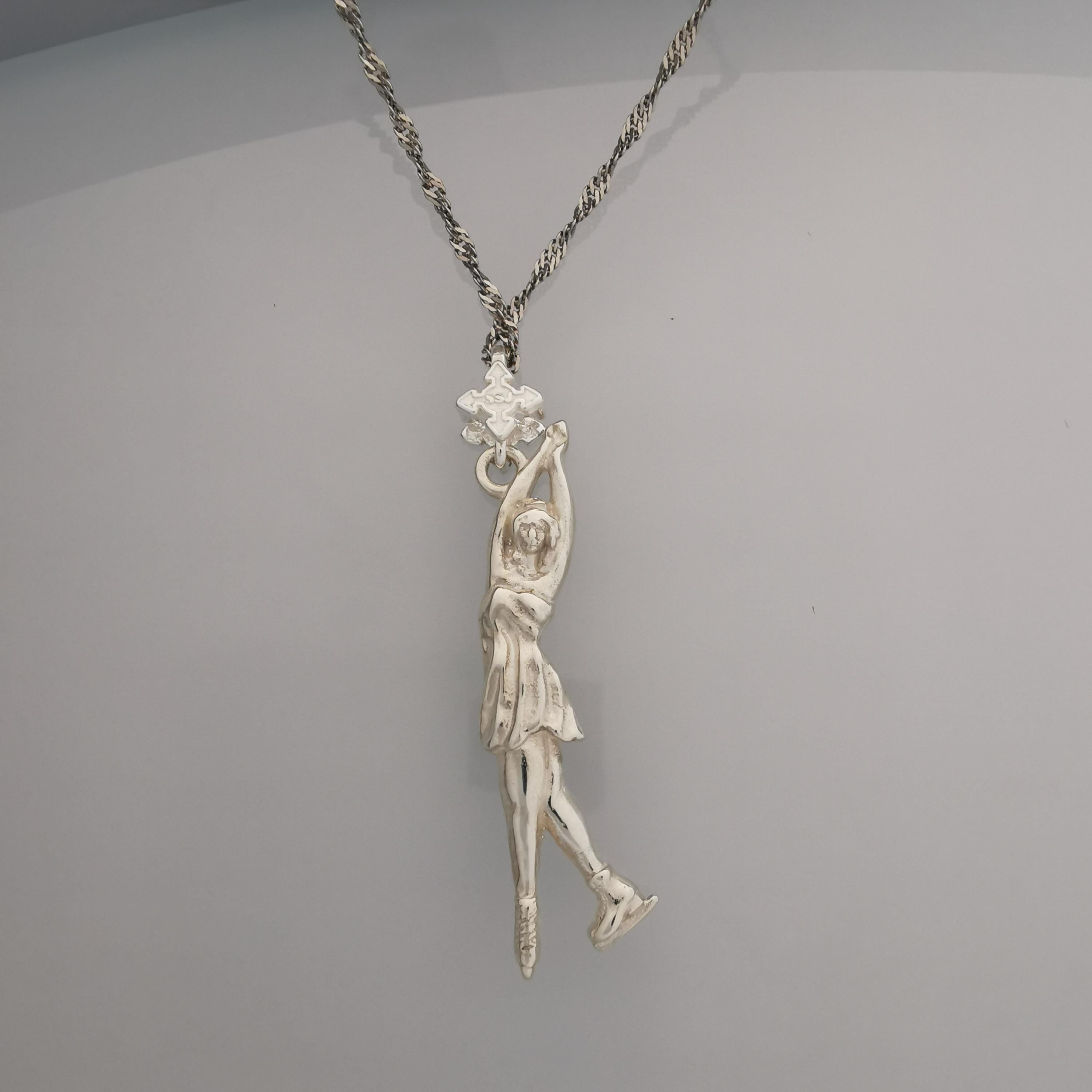 Фигурно пързаляне – Дамски спортен медальон от сребро 925 в класическо сребро – Ръчно изработено спортно бижу – Идеален подарък за жена, фенка на фигурното пързаляне – SSJ