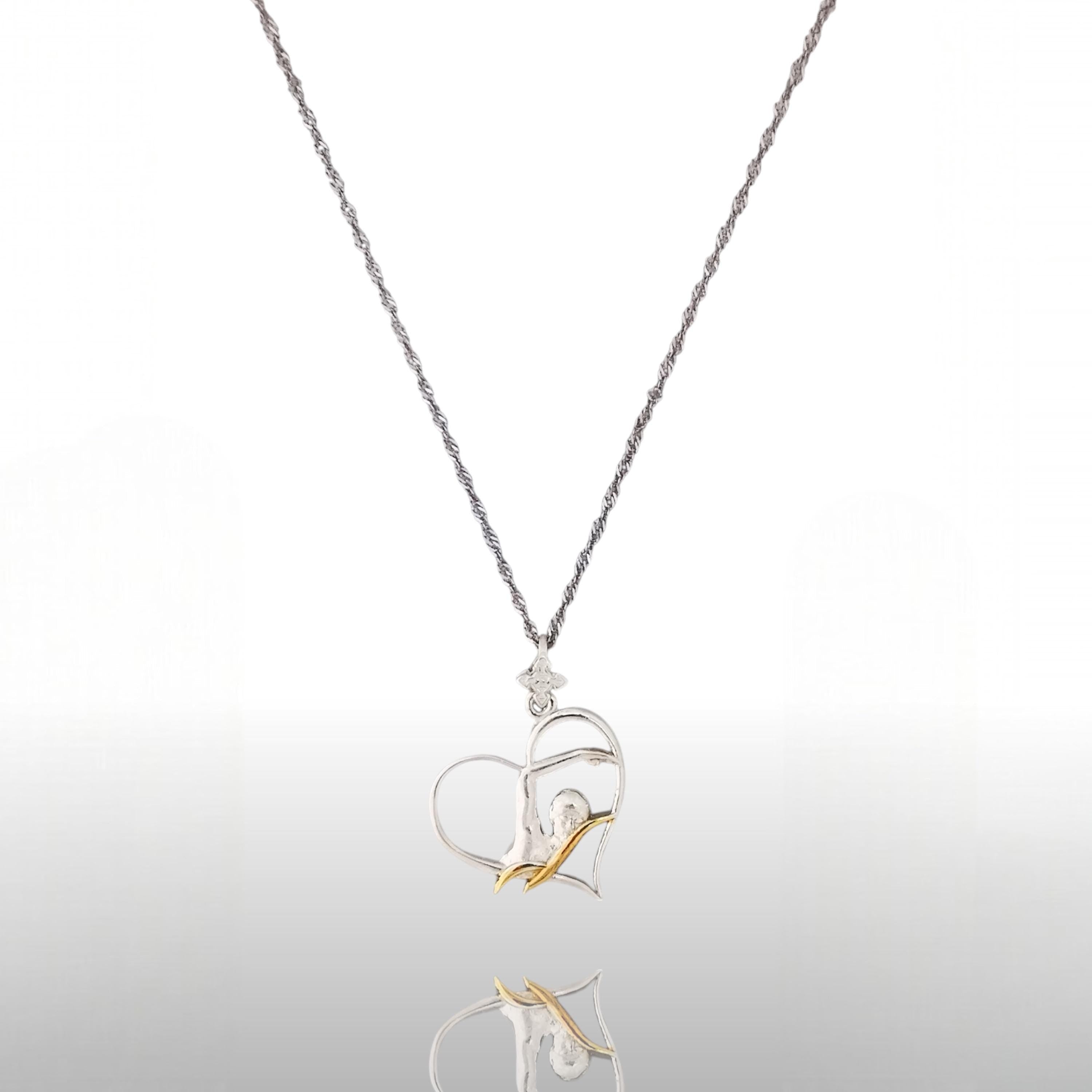 Любов към плуването – Дамски спортен медальон от сребро 925 с частично позлатено покритие – Ръчно изработено спортно бижу – Идеален подарък за жена, фенка на плуването – SSJ