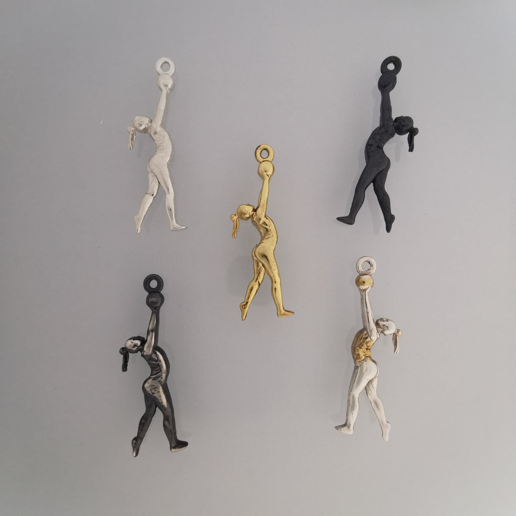 Художествена гимнастика (съчетание с топка) – Дамски спортен медальон от сребро 925 с оксидирано покритие – Ръчно изработено спортно бижу – Идеален подарък за жена, фенка на художествената гимнастика – SSJ