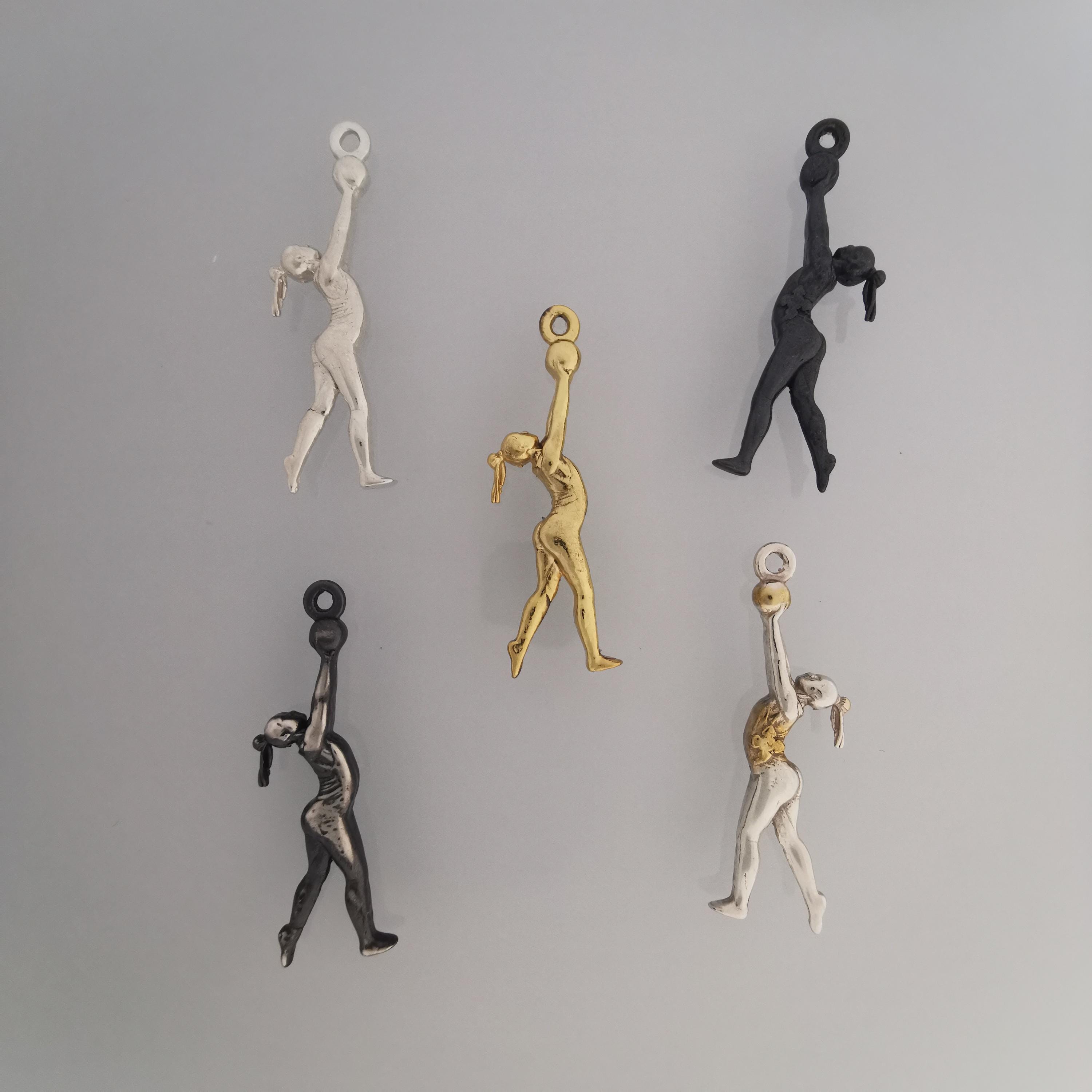 Художествена гимнастика (съчетание с топка) – Дамски спортен медальон от сребро 925 с оксидирано покритие – Ръчно изработено спортно бижу – Идеален подарък за жена, фенка на художествената гимнастика – SSJ