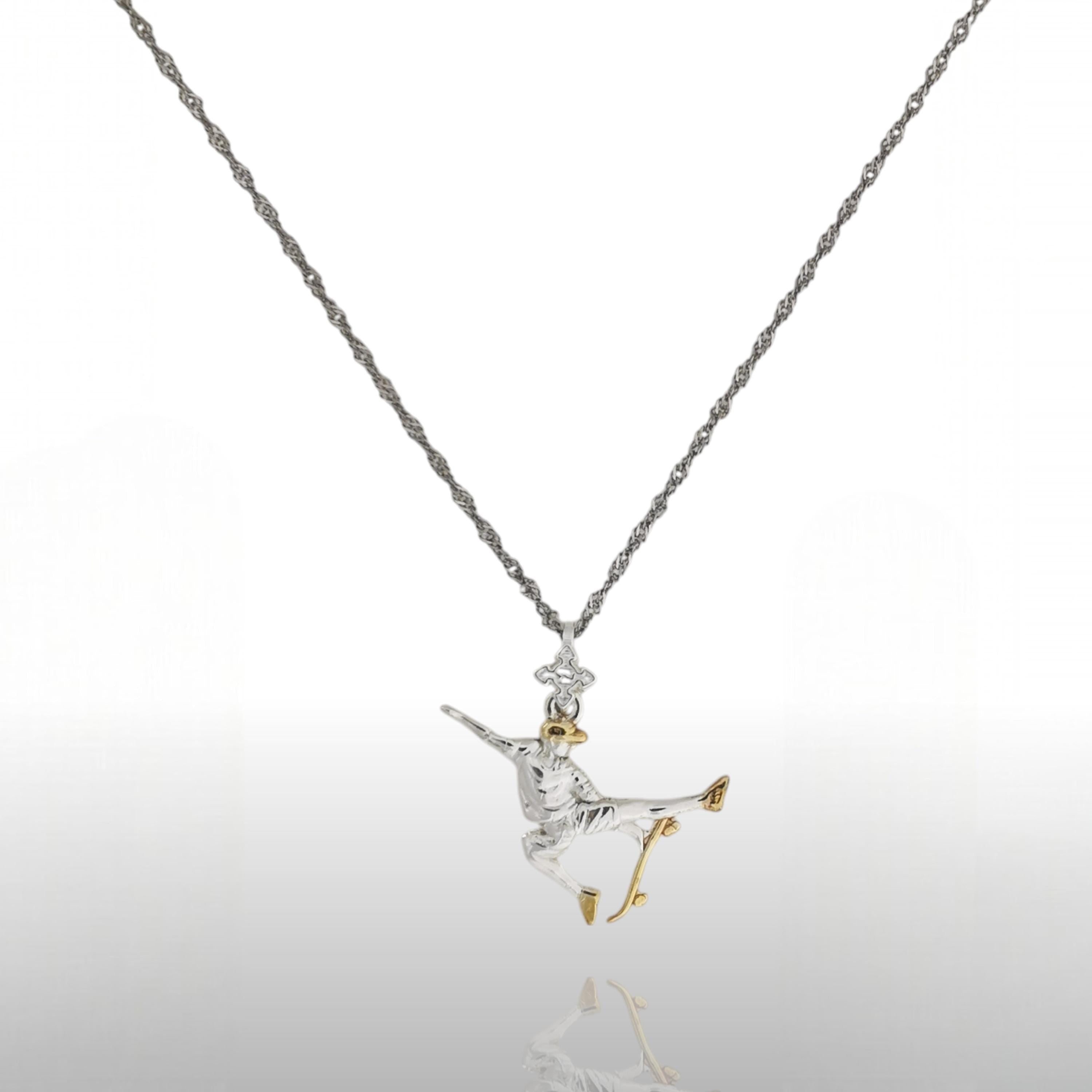 Скейтбордист – Мъжки спортен медальон от сребро 925 с частично позлатено покритие – Ръчно изработено спортно бижу – Идеален подарък за мъж, фен на скейтборда – SSJ