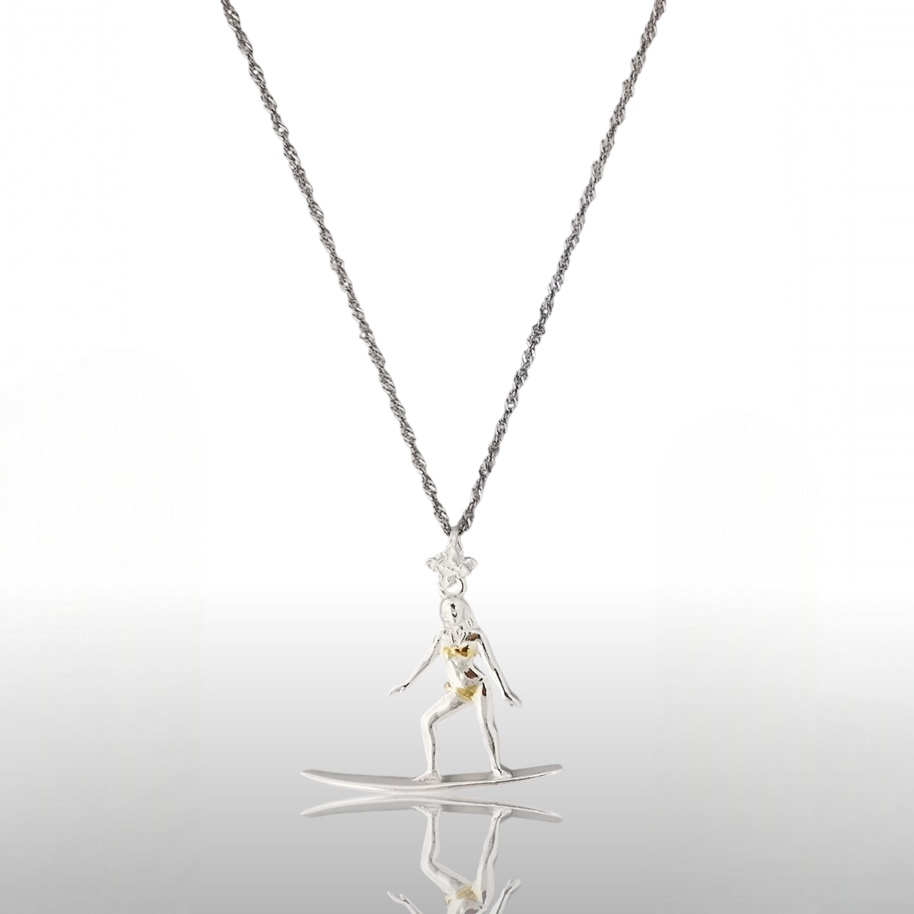 Сърфистка – Дамски спортен медальон от сребро 925 с частично позлатено покритие – Ръчно изработено спортно бижу – Идеален подарък за жена, фенка на сърфа – SSJ