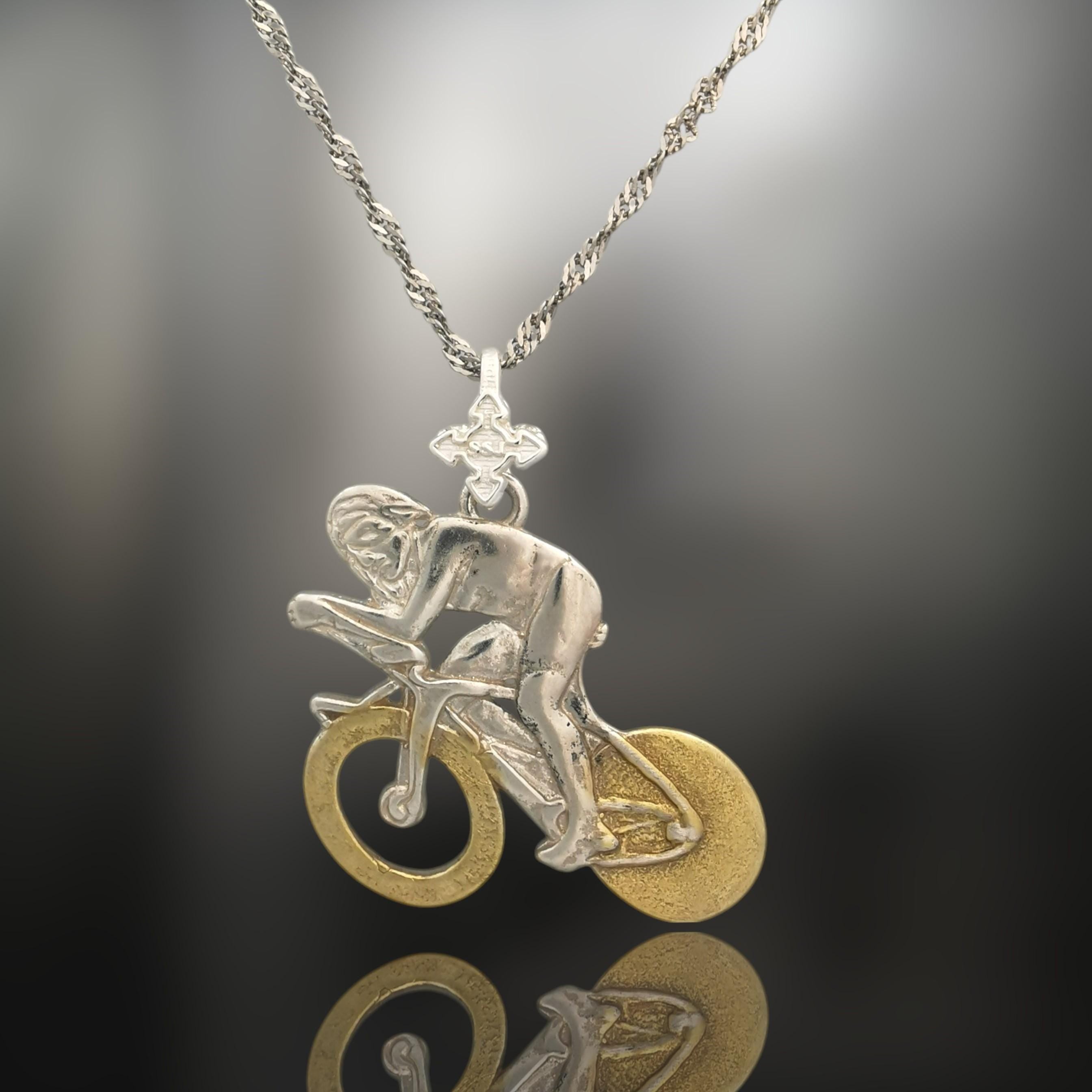 Колоездач – Велосипедист – Пистов състезател – Мъжки спортен медальон от сребро 925 с частично позлатено покритие – Ръчно изработено бижу за шосейно и пистово колоездене – SSJ