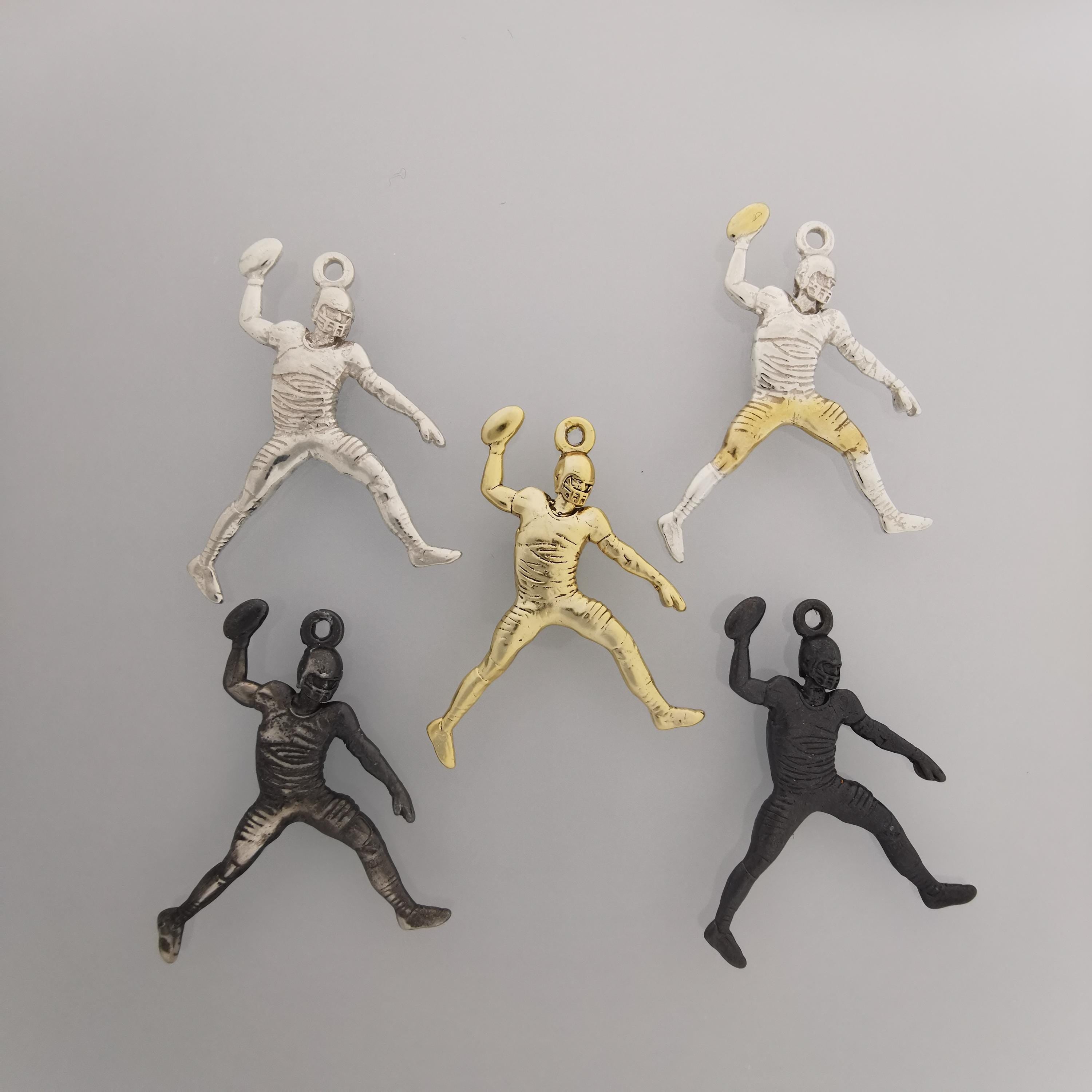 Американски футбол – Мъжки спортен медальон от сребро 925 с частично позлатено покритие – Ръчно изработено бижу талисман за спортисти и фенове – Идеален подарък за играч, треньор или почитател – SSJ