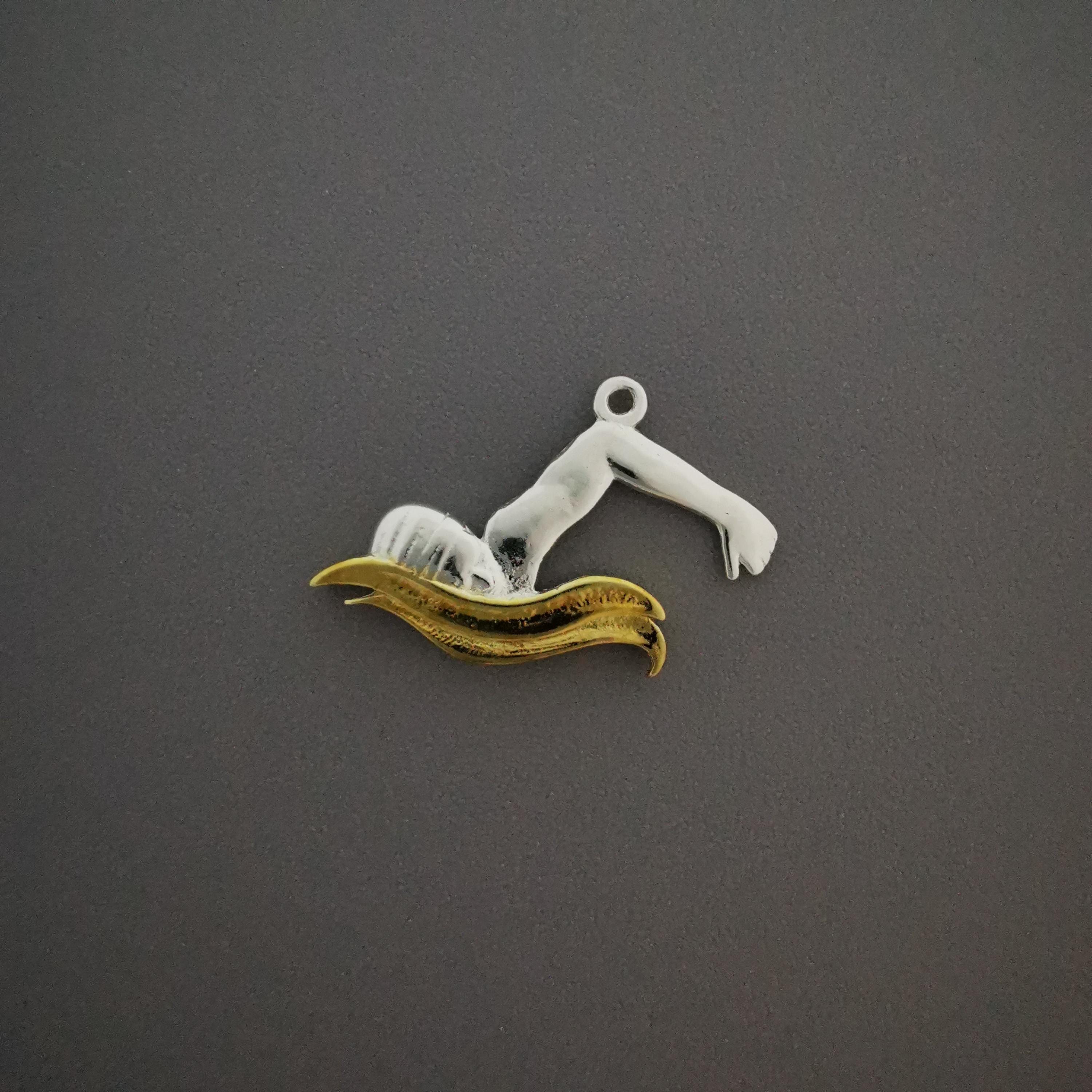 Плувец (кроул) – Мъжки спортен медальон от сребро 925 с частично позлатено покритие – Ръчно изработено спортно бижу – Идеален подарък за мъж, фен на плуването – SSJ