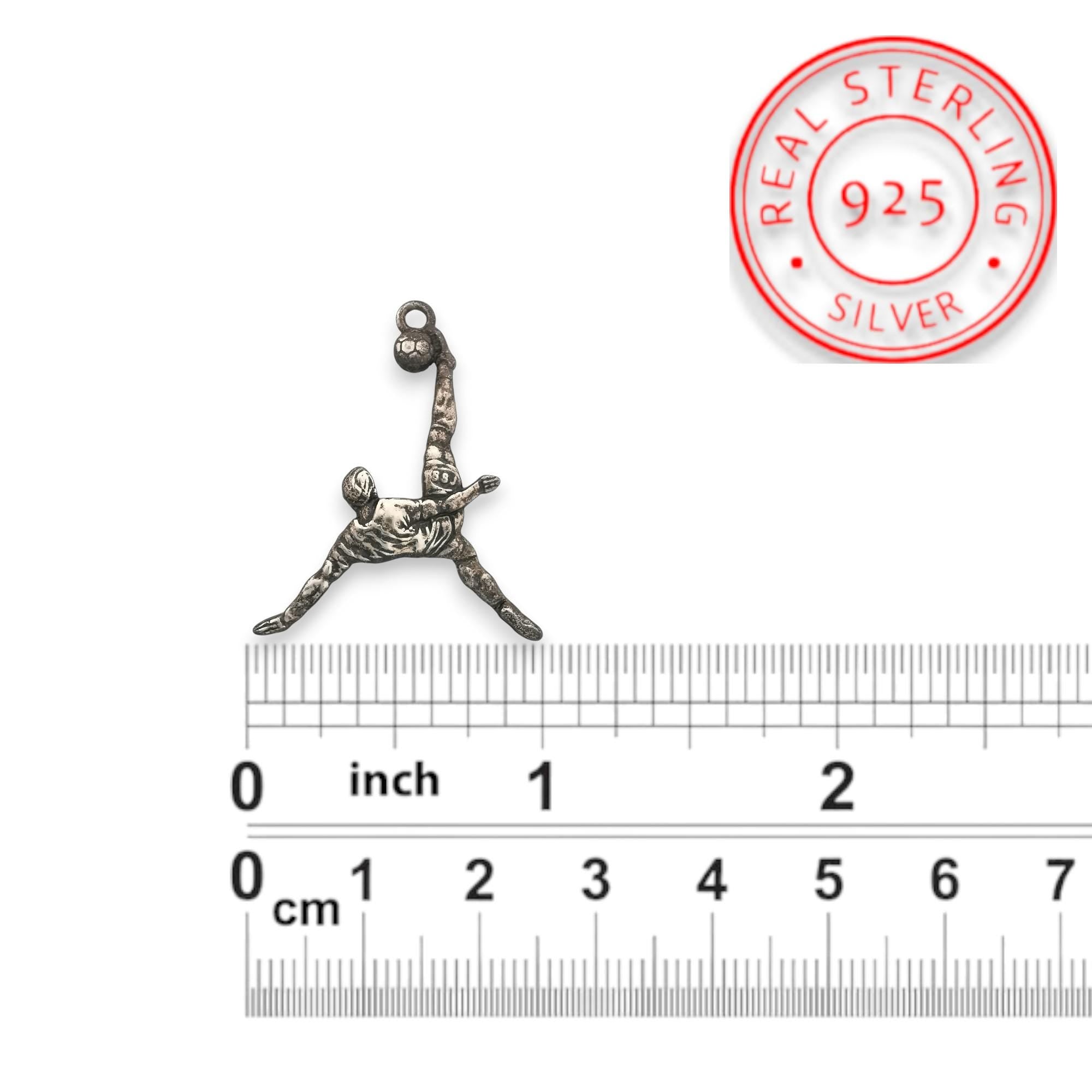 Футболист (задна ножица) – Мъжки спортен медальон от сребро 925 с винтидж покритие – Ръчно изработено спортно бижу – Идеален подарък за мъж, фен на футбола – SSJ