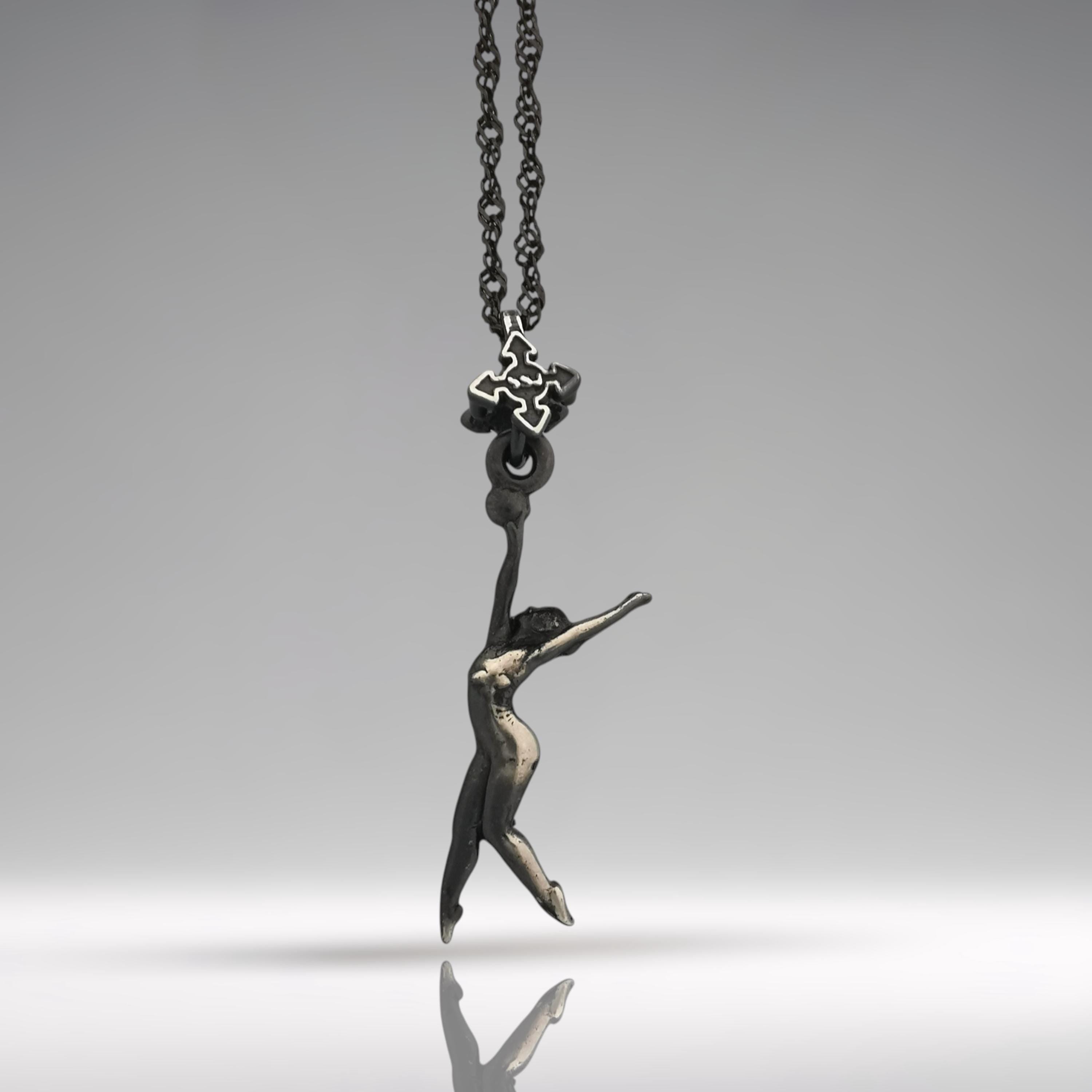 Художествена гимнастика (съчетание с топка) – Дамски спортен медальон от сребро 925 с винтидж покритие – Ръчно изработено спортно бижу – Идеален подарък за жена, фенка на художествената гимнастика – SSJ