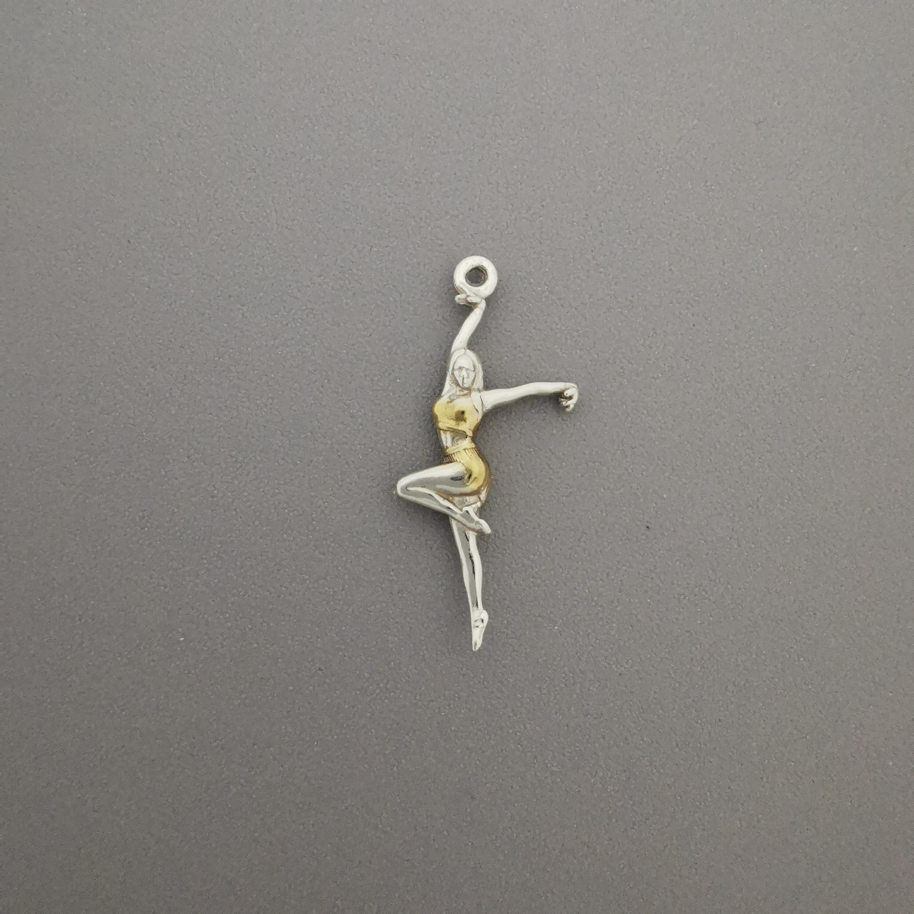 Танцьорка – Дамски спортен медальон от сребро 925 с частично позлатено покритие – Ръчно изработено спортно бижу – Идеален подарък за жена, фенка на спортните танци – SSJ