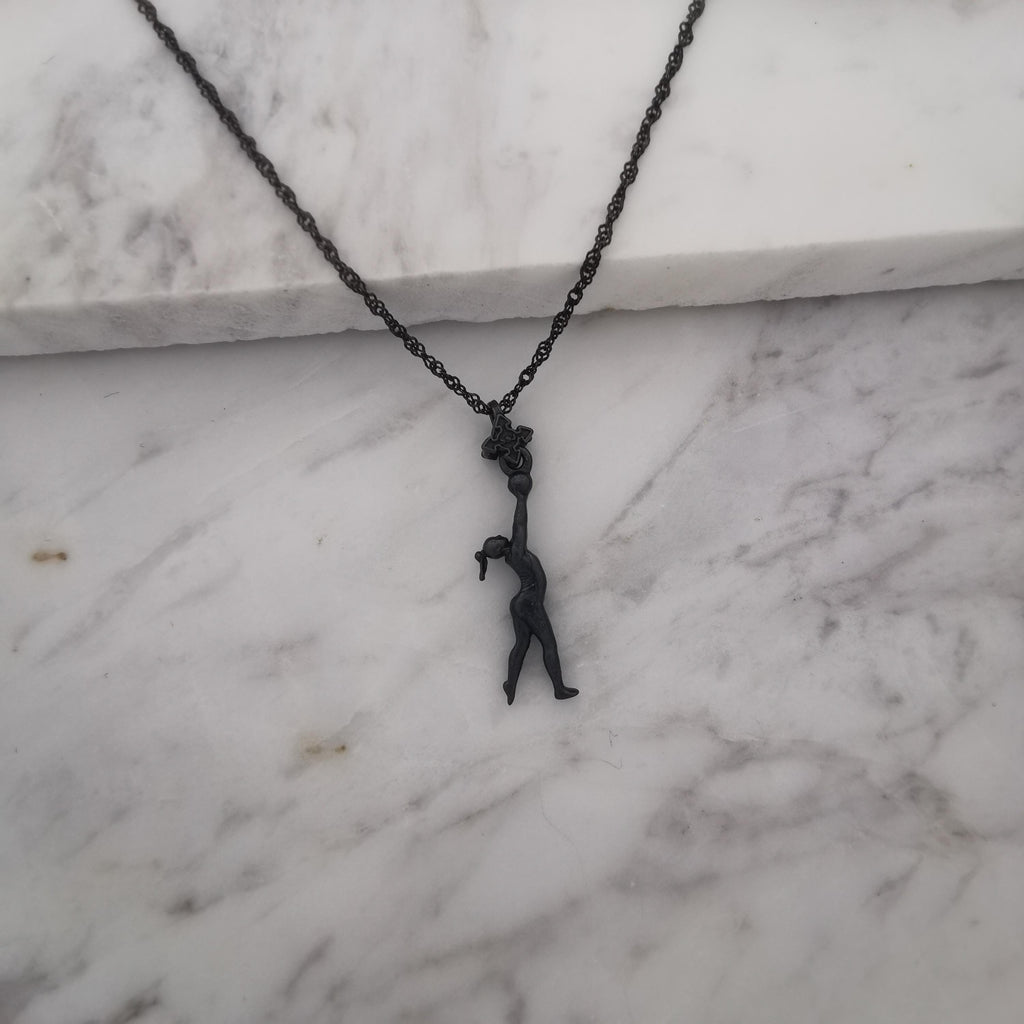 Художествена гимнастика (съчетание с топка) – Дамски спортен медальон от сребро 925 с оксидирано покритие – Ръчно изработено спортно бижу – Идеален подарък за жена, фенка на художествената гимнастика – SSJ