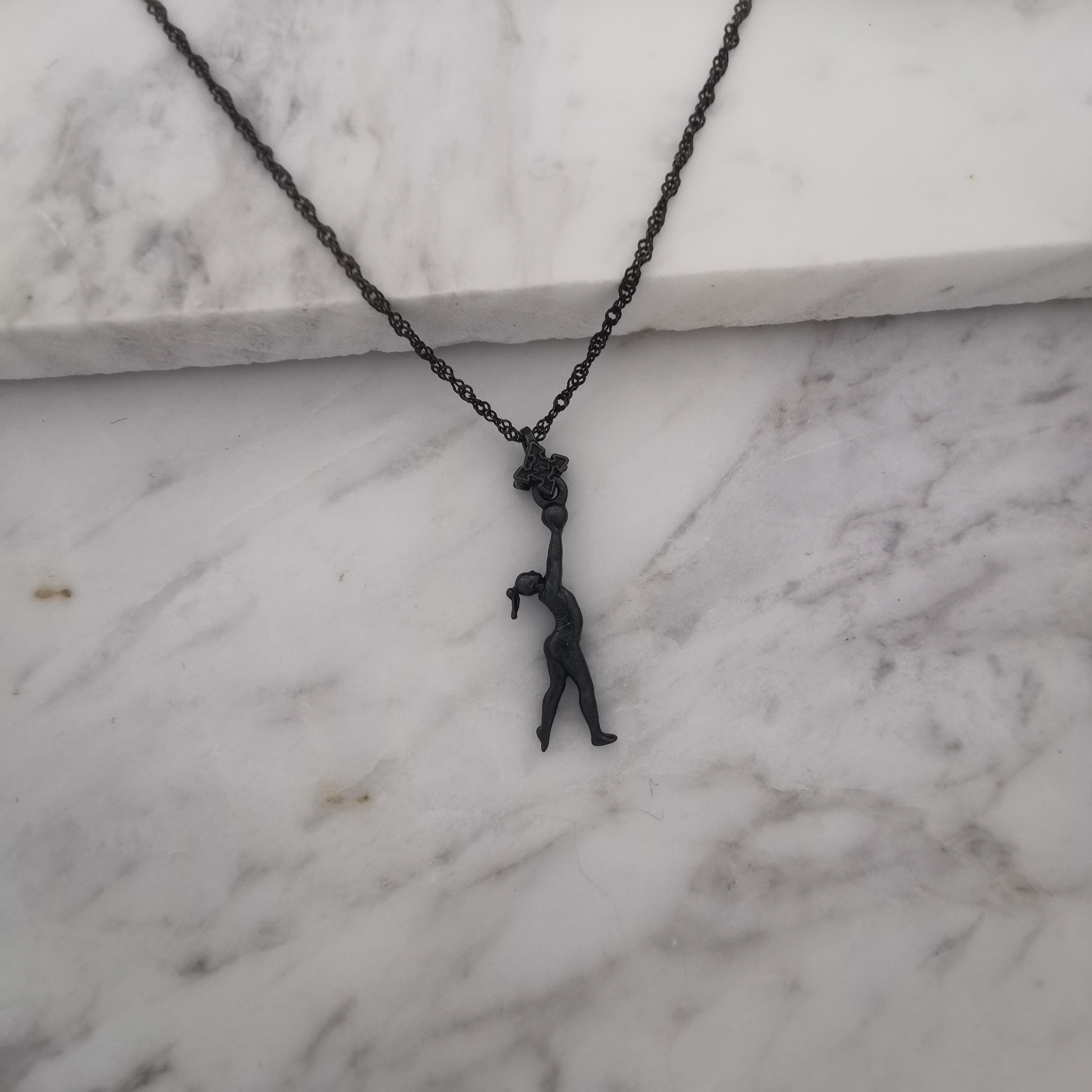 Художествена гимнастика (съчетание с топка) – Дамски спортен медальон от сребро 925 с оксидирано покритие – Ръчно изработено спортно бижу – Идеален подарък за жена, фенка на художествената гимнастика – SSJ