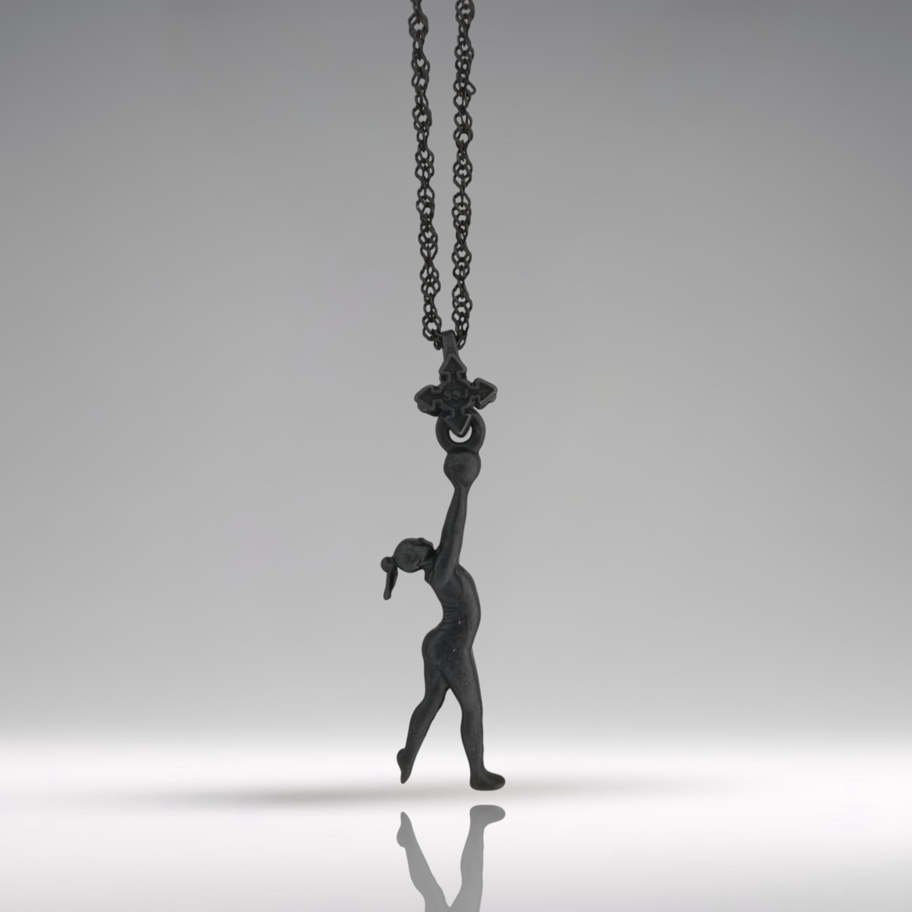 Художествена гимнастика (съчетание с топка) – Дамски спортен медальон от сребро 925 с оксидирано покритие – Ръчно изработено спортно бижу – Идеален подарък за жена, фенка на художествената гимнастика – SSJ