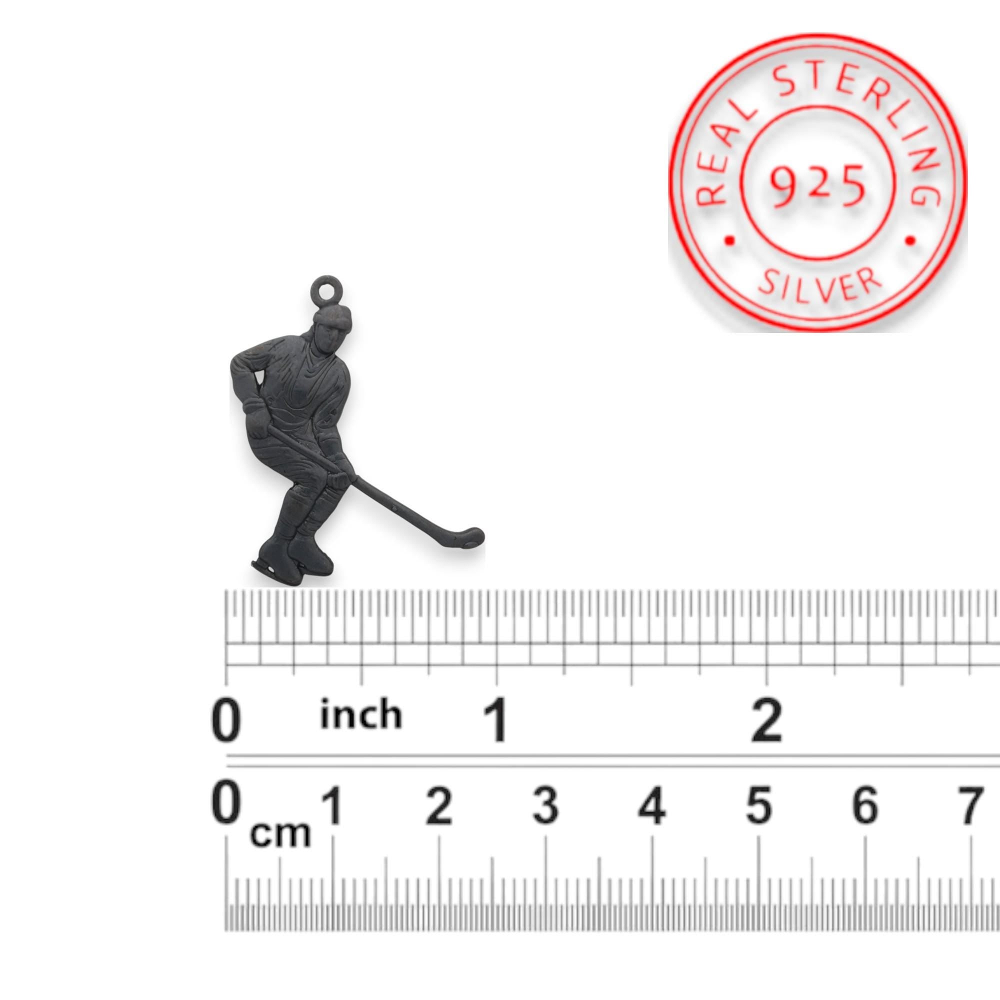 Хокеист – Мъжки спортен медальон от сребро 925 с оксидирано покритие – Ръчно изработено спортно бижу – Идеален подарък за мъж, фен на хокея – SSJ
