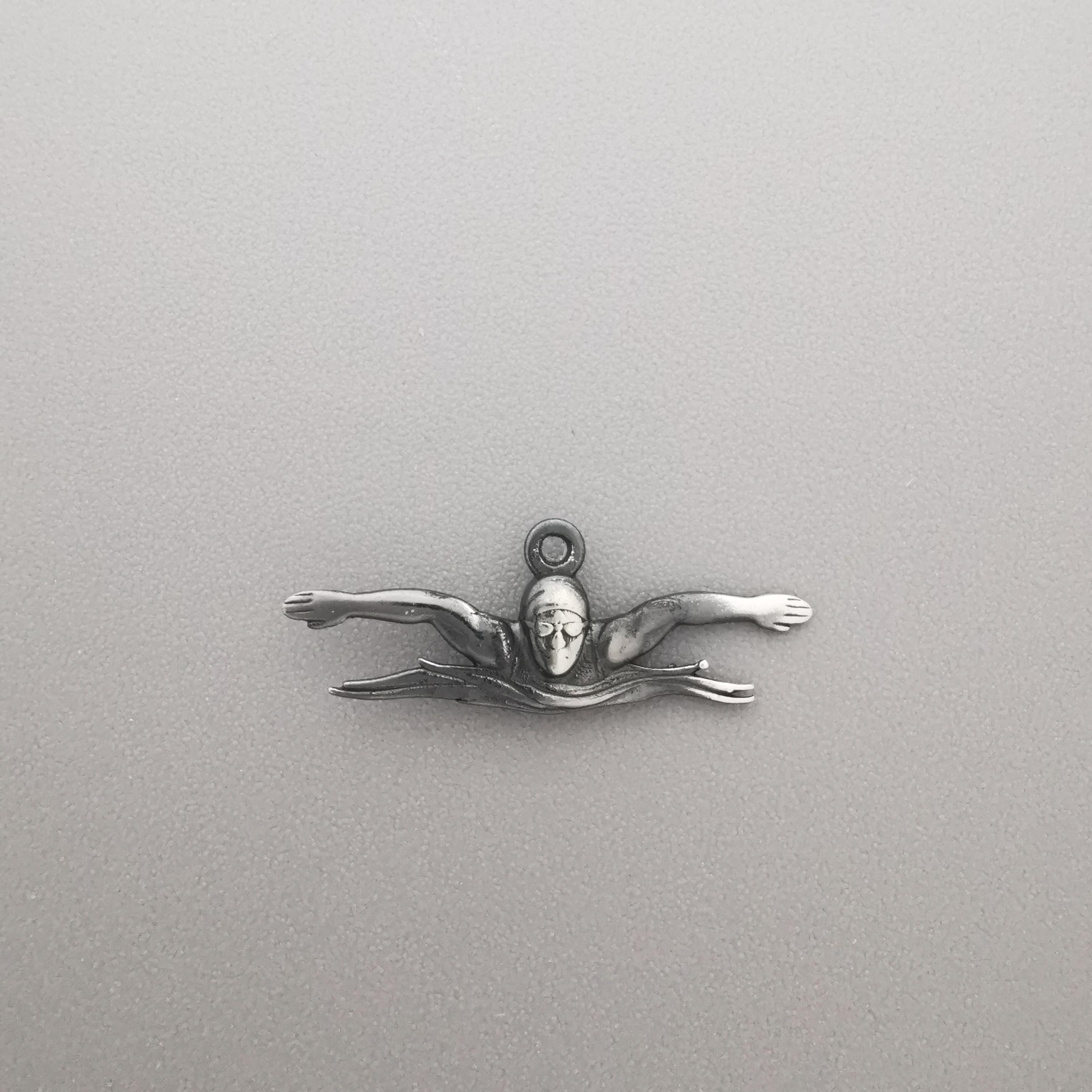 Плуване (Бътерфлай) – Мъжки спортен медальон от сребро 925 с винтидж покритие – Ръчно изработено спортно бижу – Идеален подарък за мъж, фен на плуването – SSJ