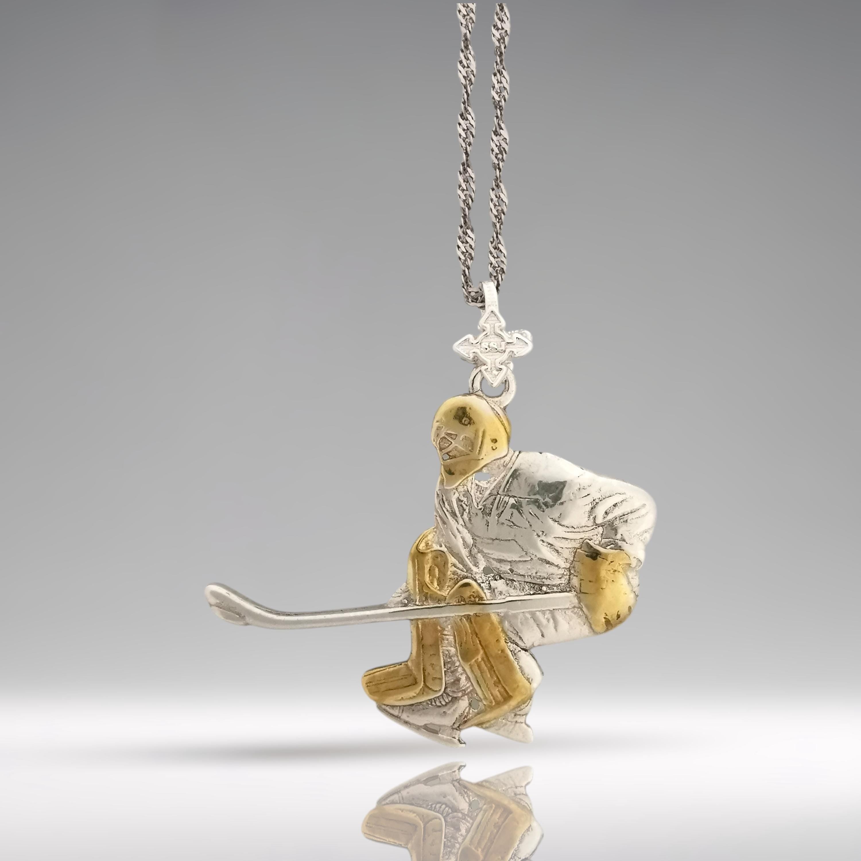 Хокеист (вратар) – Мъжки спортен медальон от сребро 925 с частично позлатено покритие – Ръчно изработено спортно бижу – Идеален подарък за мъж, фен на хокея – SSJ