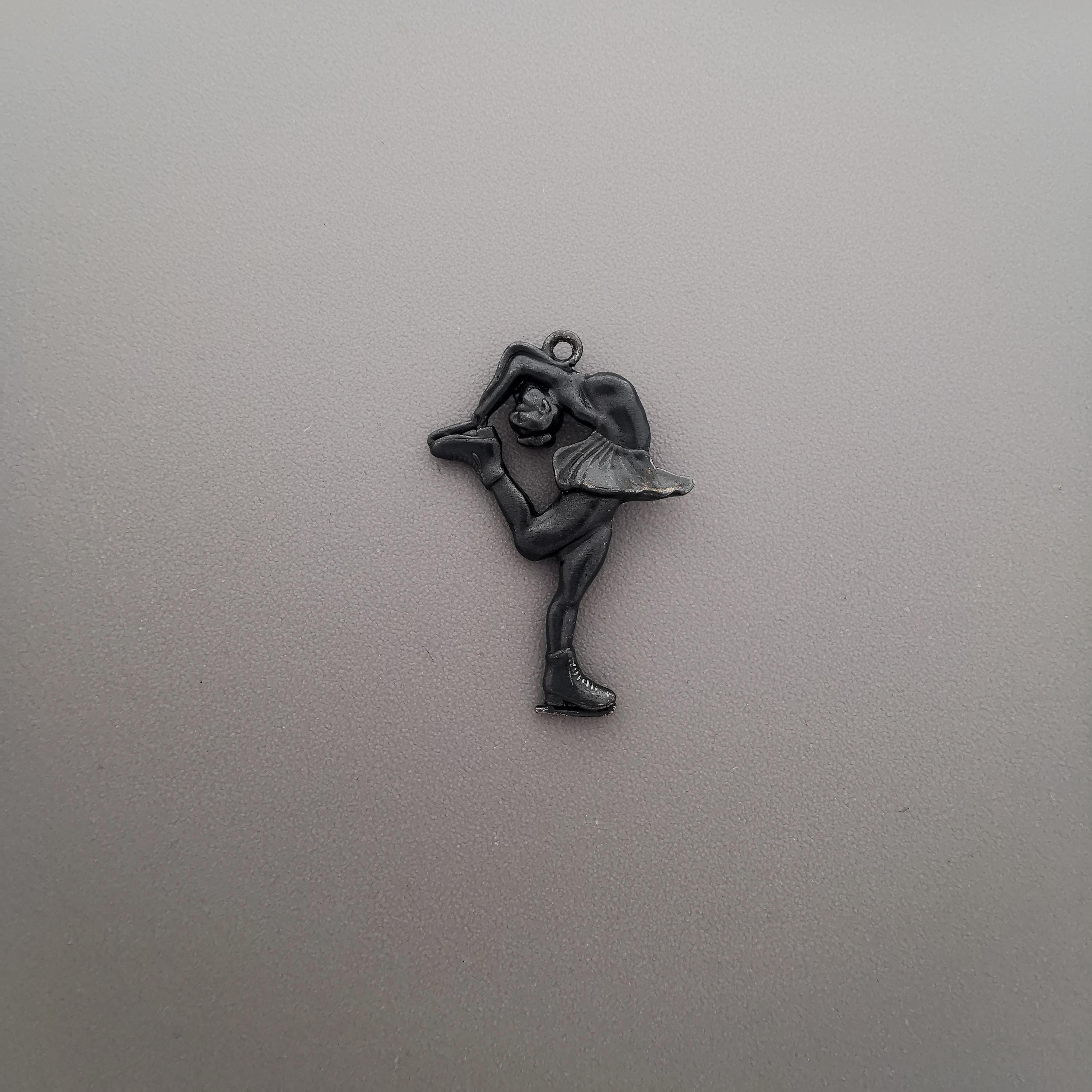 Фигурно пързаляне (Биелманов пирует) – Дамски спортен медальон от сребро 925 с оксидирано покритие – Ръчно изработено спортно бижу – Идеален подарък за жена, фенка на фигурното пързаляне – SSJ