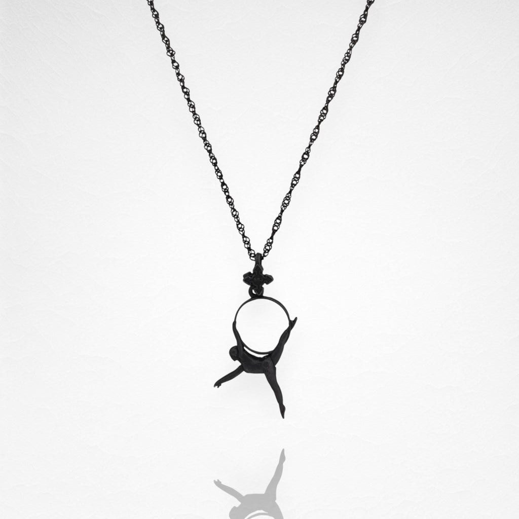 Въздушна акробатика – Женски спортен медальон от сребро 925 с оксидирано покритие – Ръчно изработено бижу талисман за гимнастички и танцьорки – Идеален подарък за спортист, треньор или фен – SSJ