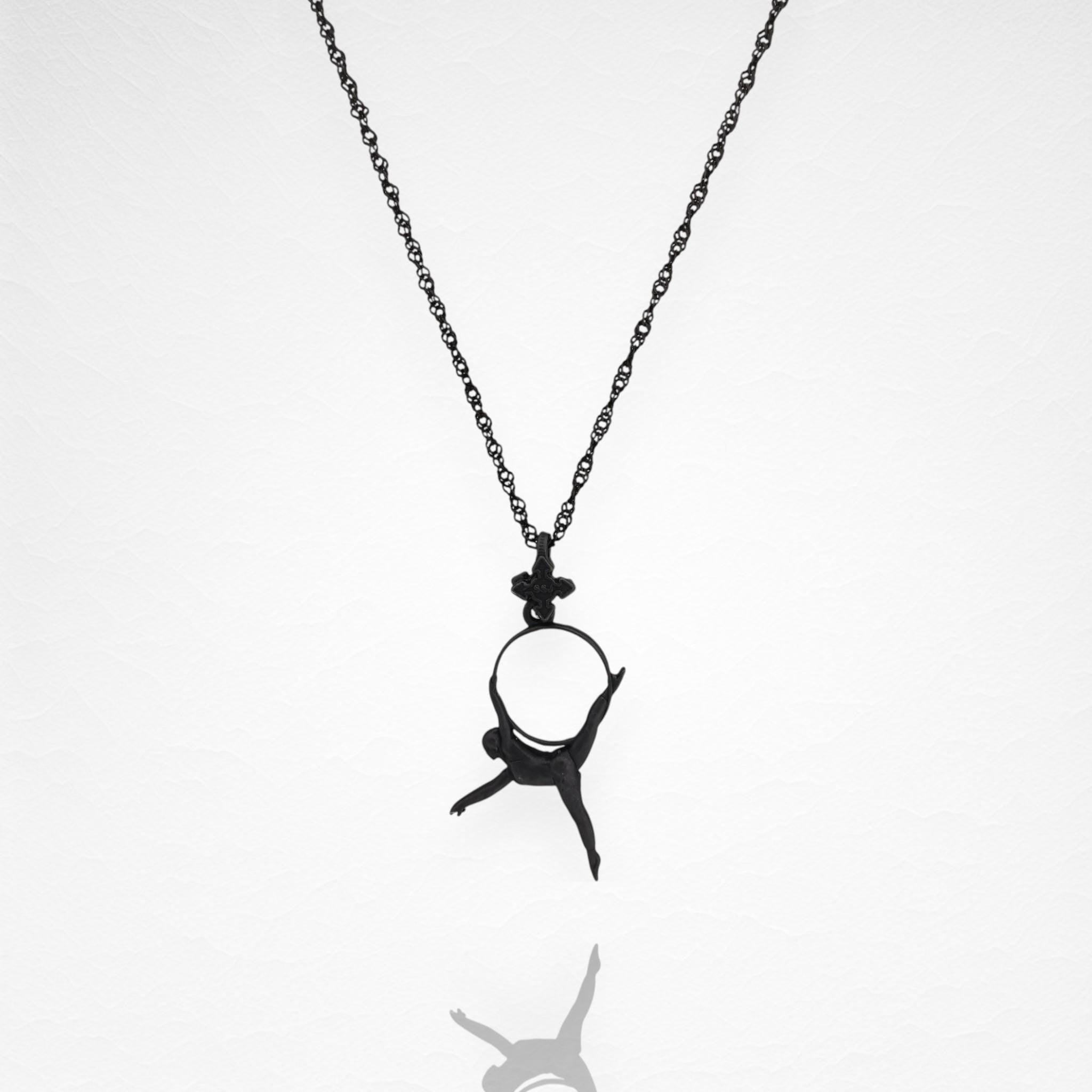 Въздушна акробатика – Женски спортен медальон от сребро 925 с оксидирано покритие – Ръчно изработено бижу талисман за гимнастички и танцьорки – Идеален подарък за спортист, треньор или фен – SSJ