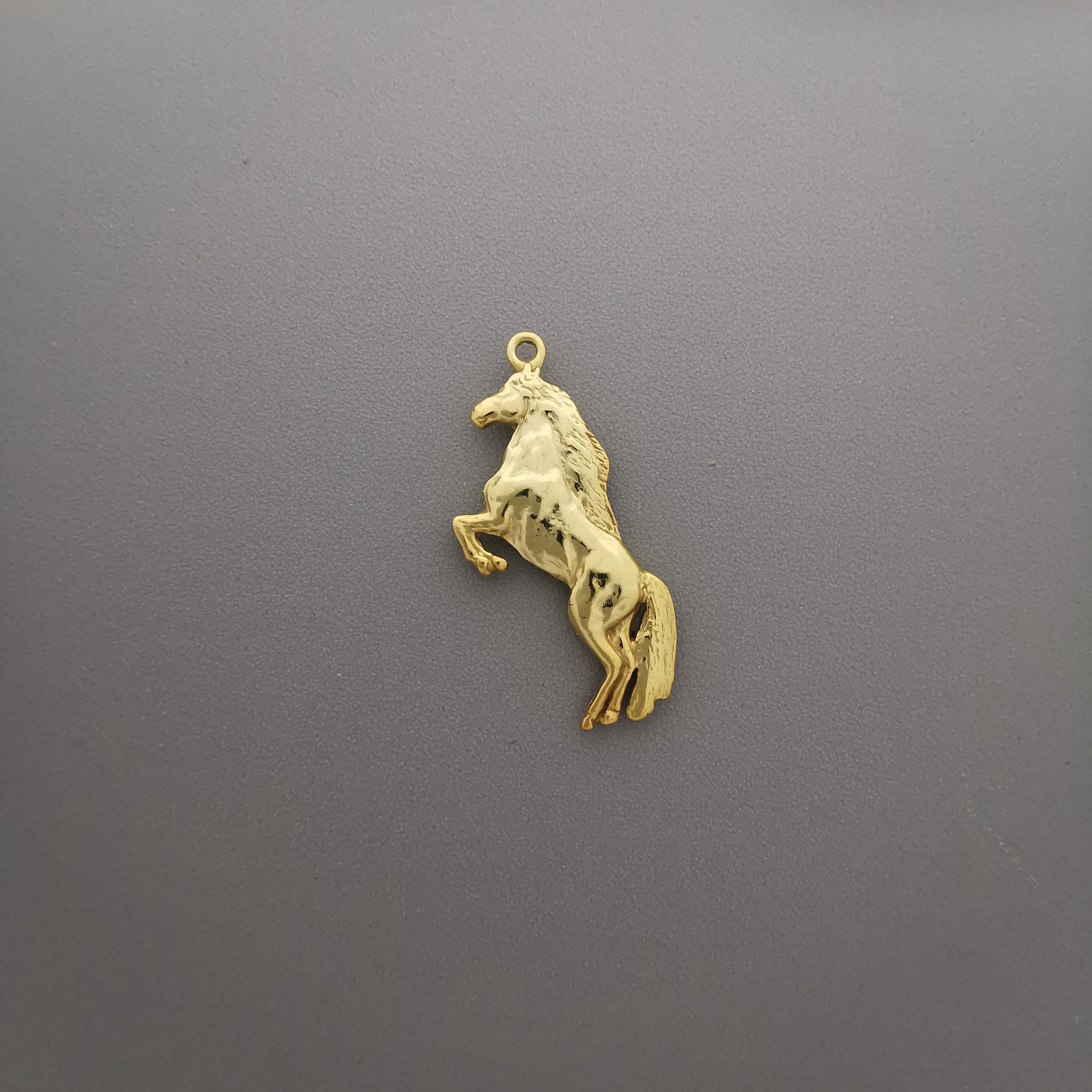 Кон – Мъжки спортен медальон с позлатено покритие – Сребро 925 – Ръчно изработено бижу/талисман конен спорт – Идеален подарък – SSJ