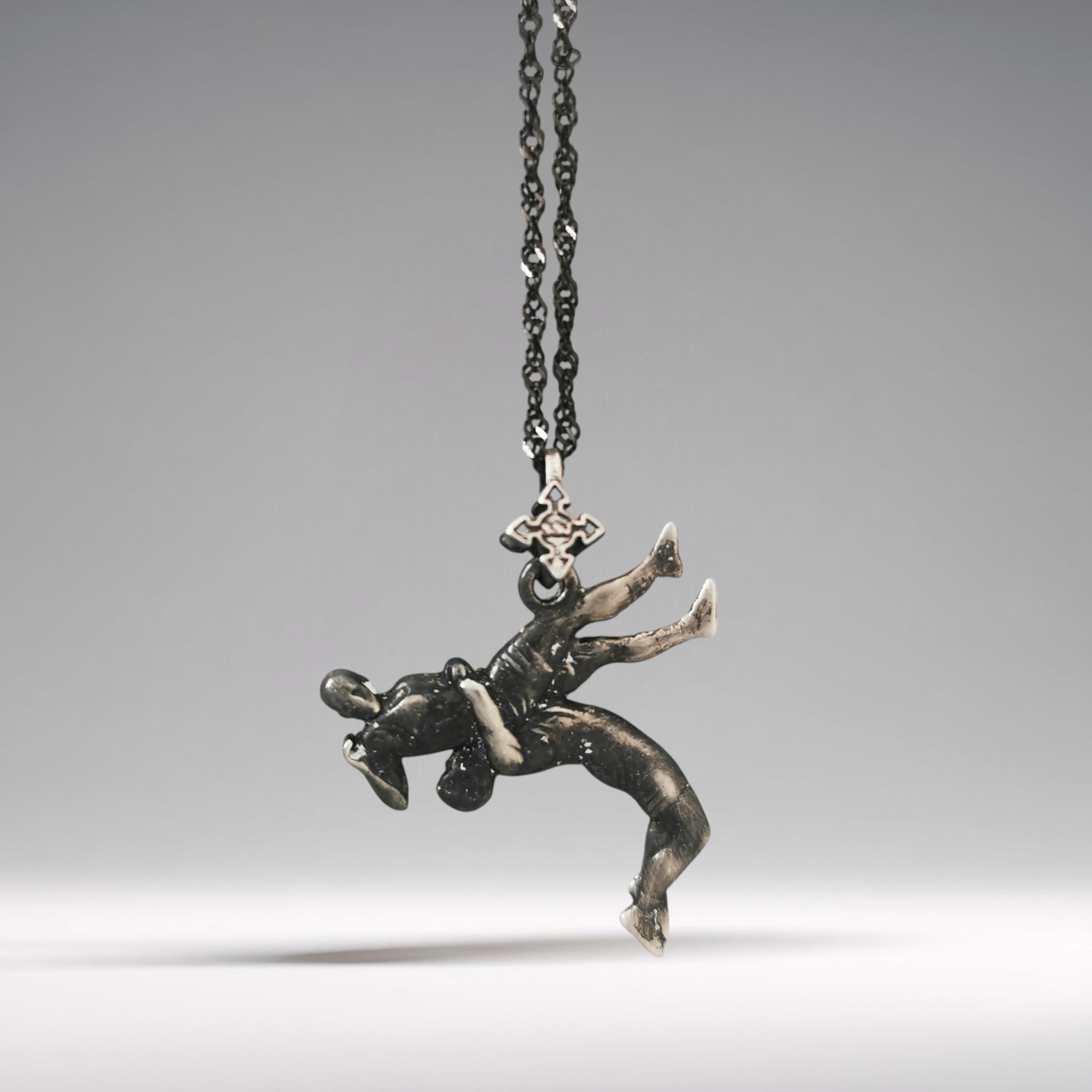 Борец – Мъжки спортен медальон за борба от сребро 925 с винтидж покритие – Ръчно изработено бижу талисман за спортисти, треньори и фенове на бойните изкуства – SSJ