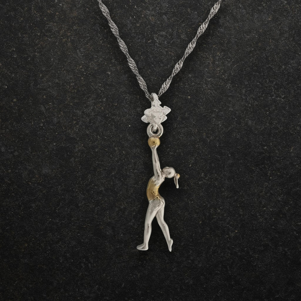 Художествена гимнастика (съчетание с топка) – Дамски спортен медальон от сребро 925 с частично позлатено покритие – Ръчно изработено спортно бижу – Идеален подарък за жена, фенка на художествената гимнастика – SSJ