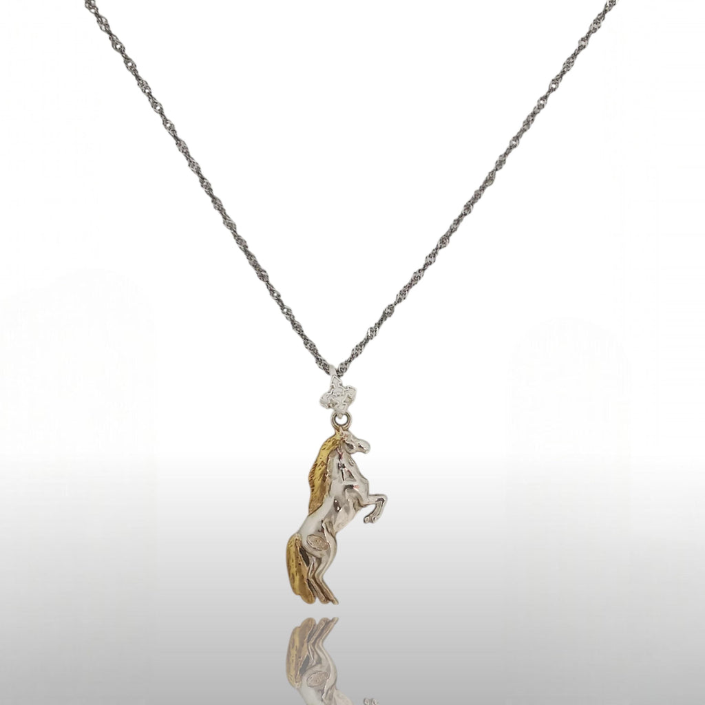 Кон – Мъжки спортен медальон с частично позлатено покритие – Сребро 925 – Ръчно изработено бижу/талисман конен спорт – Идеален подарък – SSJ