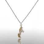 Кон – Мъжки спортен медальон с частично позлатено покритие – Сребро 925 – Ръчно изработено бижу/талисман конен спорт – Идеален подарък – SSJ