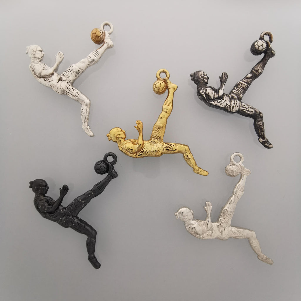 Футболист (задна ножица) – Мъжки спортен медальон от сребро 925 с винтидж покритие – Ръчно изработено спортно бижу – Идеален подарък за мъж, фен на футбола – SSJ