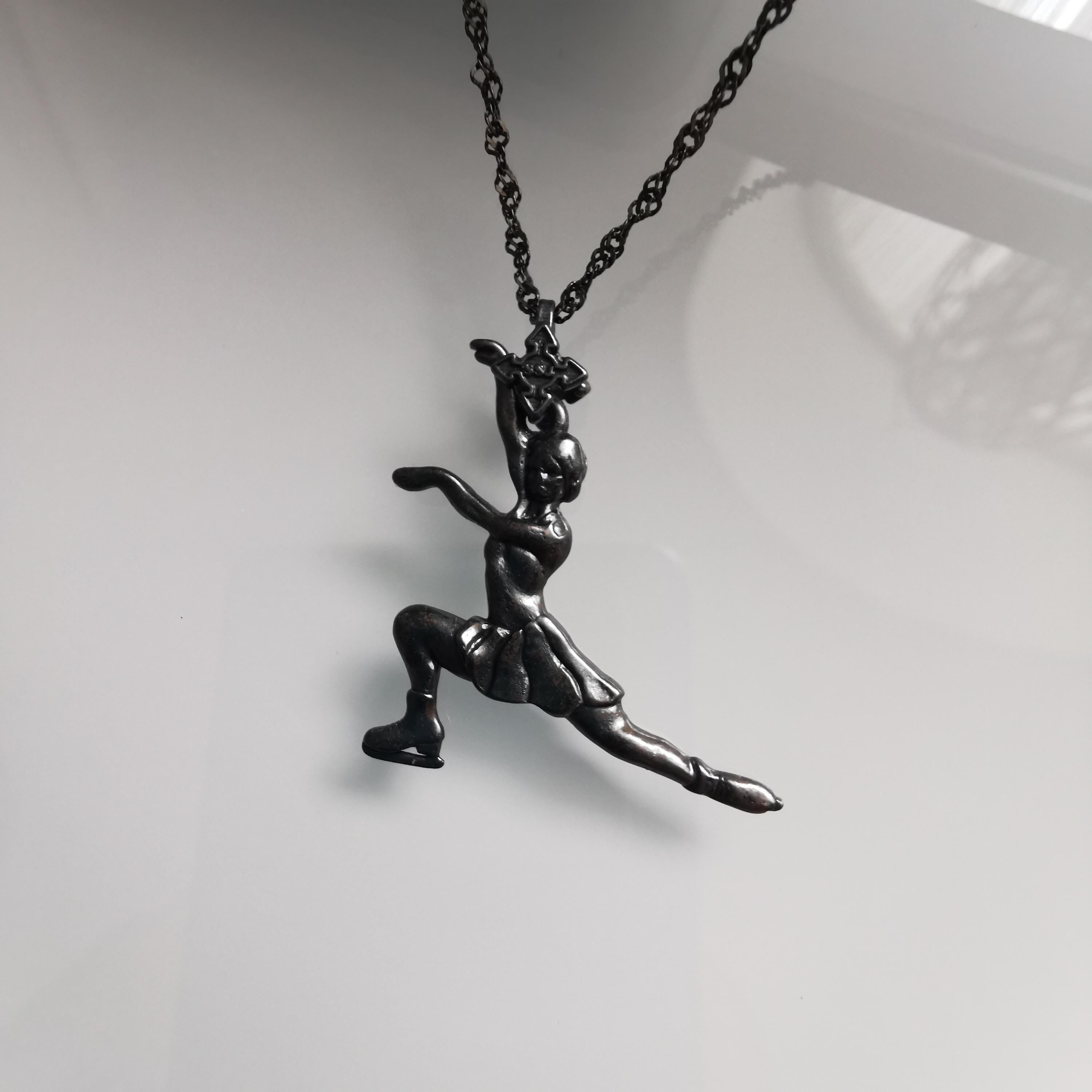 Фигурно пързаляне – Дамски спортен медальон от сребро 925 с оксидирано покритие – Ръчно изработено спортно бижу – Идеален подарък за жена, фенка на фигурното пързаляне – SSJ