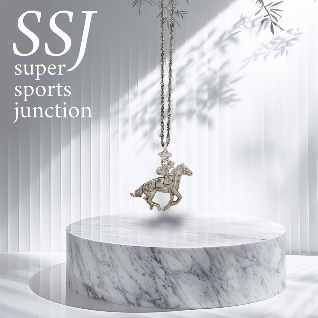 Жокей – Мъжки спортен медальон със състезателен кон – Класическо сребро 925 – Ръчно изработено бижу/талисман конен спорт – Идеален подарък – SSJ