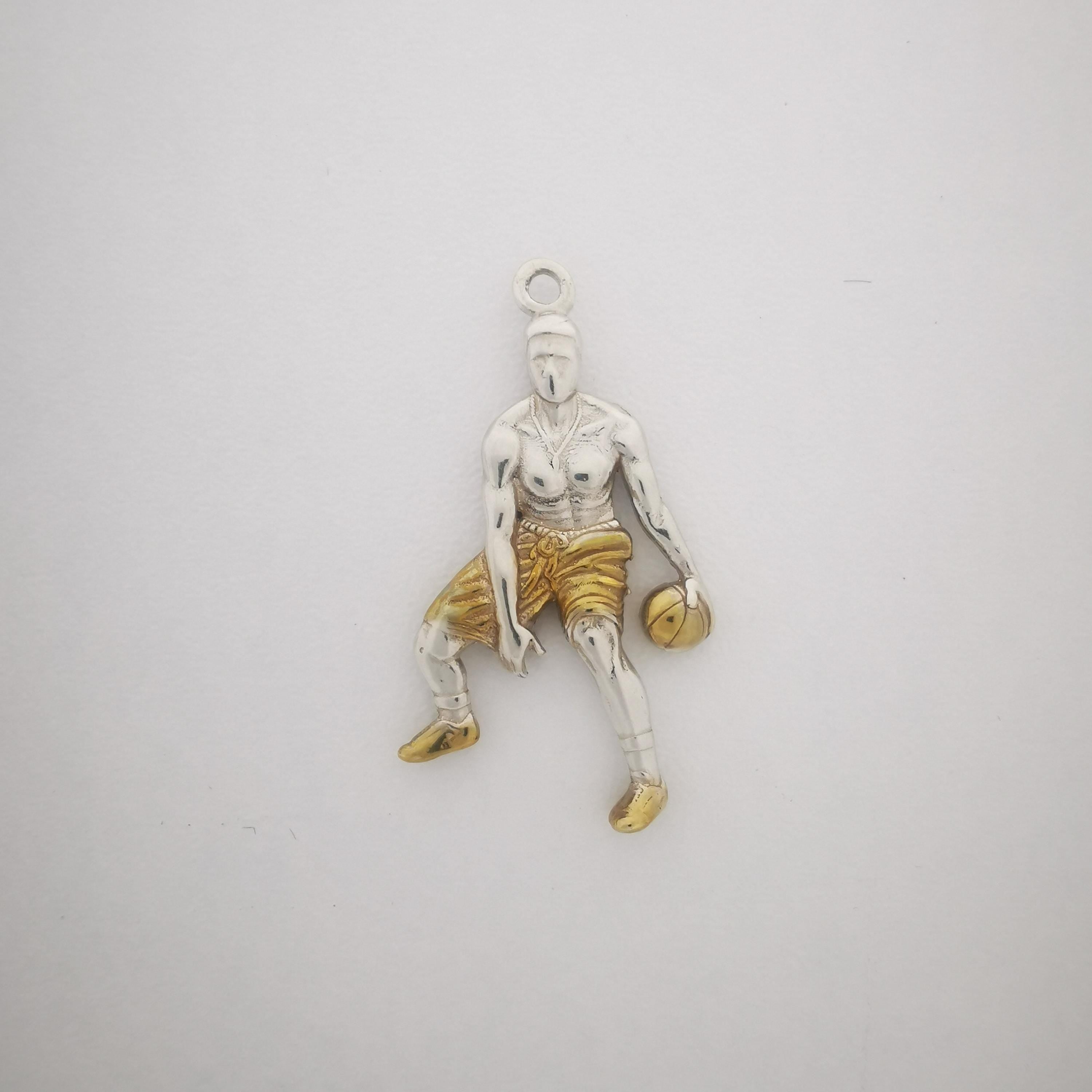 Баскетбол – Мъжки спортен медальон от сребро 925 с частично позлатено покритие – Ръчно изработено бижу талисман за баскетболисти и фенове – Идеален подарък за спортист, треньор или почитател – SSJ