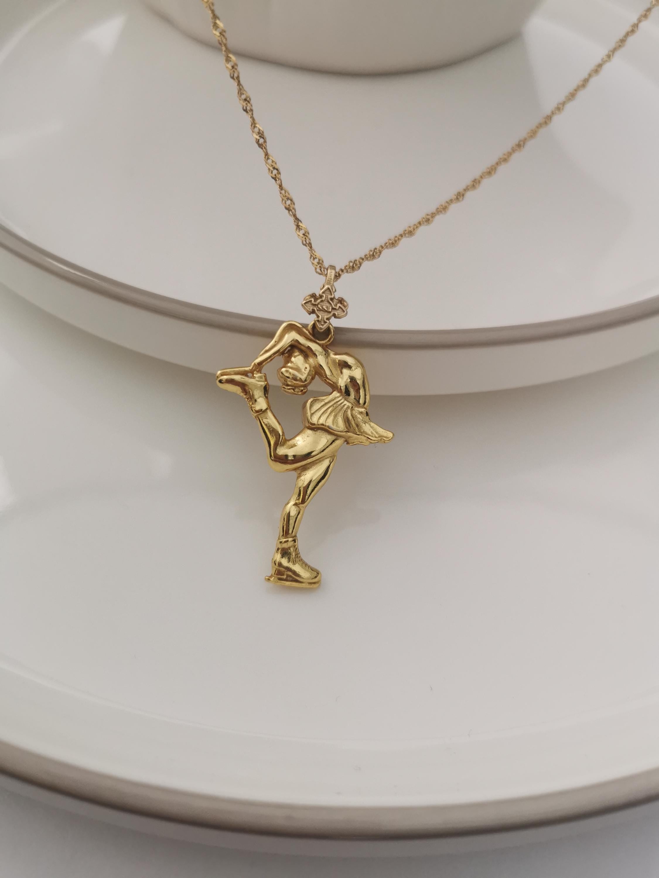 Фигурно пързаляне (Биелманов пирует) – Дамски спортен медальон от сребро 925 с позлатено покритие – Ръчно изработено спортно бижу – Идеален подарък за жена, фенка на фигурното пързаляне – SSJ