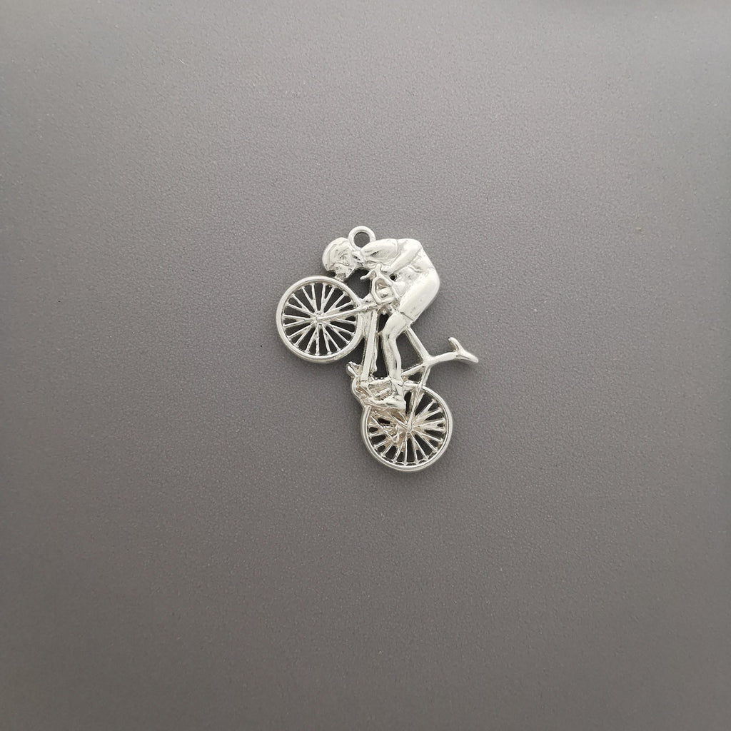 Колоездач – Мъжки спортен медальон от класическо сребро 925 – Ръчно изработено бижу за шосейно колоездене – Символ на любовта към спорта – SSJ