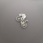 Колоездач – Мъжки спортен медальон от класическо сребро 925 – Ръчно изработено бижу за шосейно колоездене – Символ на любовта към спорта – SSJ