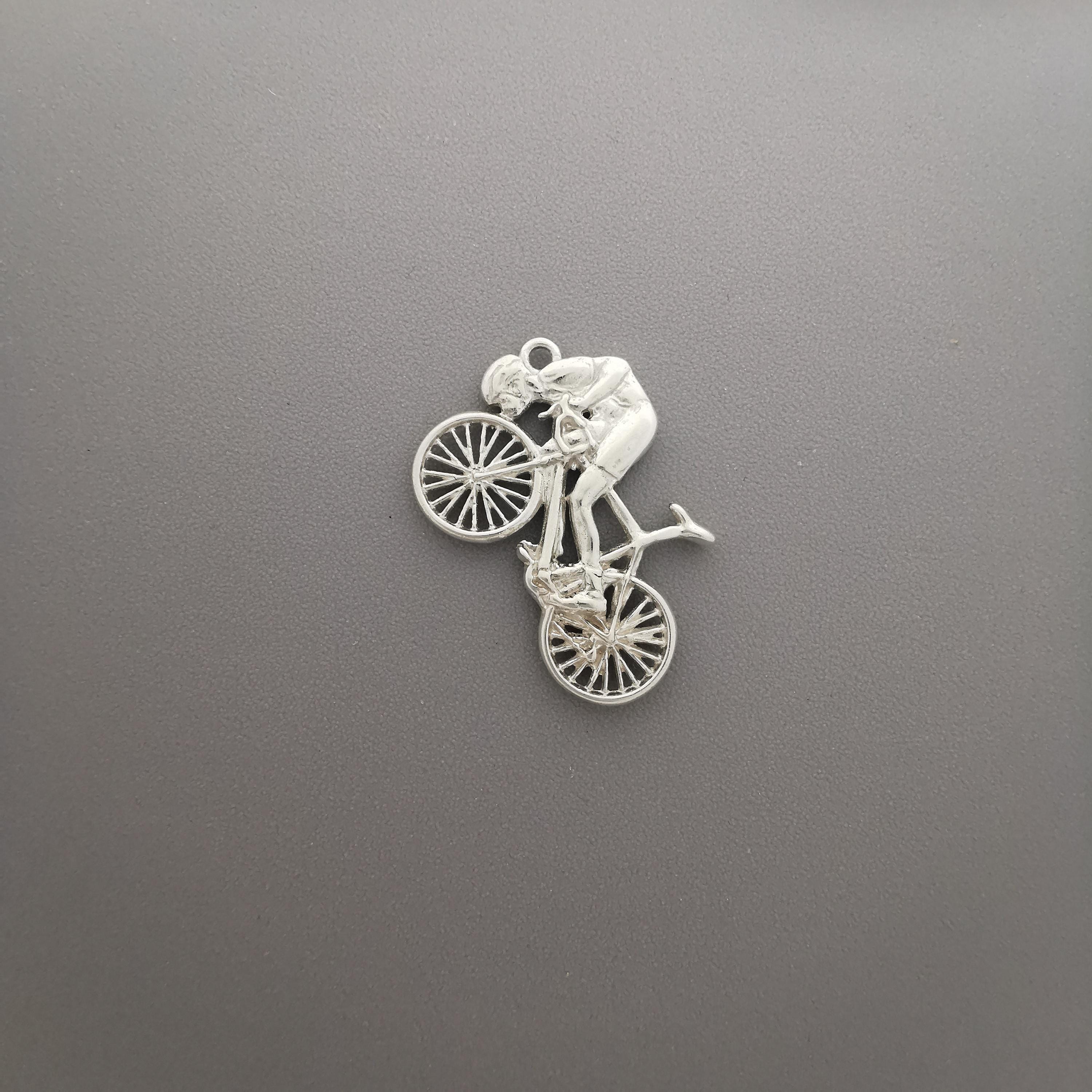 Колоездач – Мъжки спортен медальон от класическо сребро 925 – Ръчно изработено бижу за шосейно колоездене – Символ на любовта към спорта – SSJ