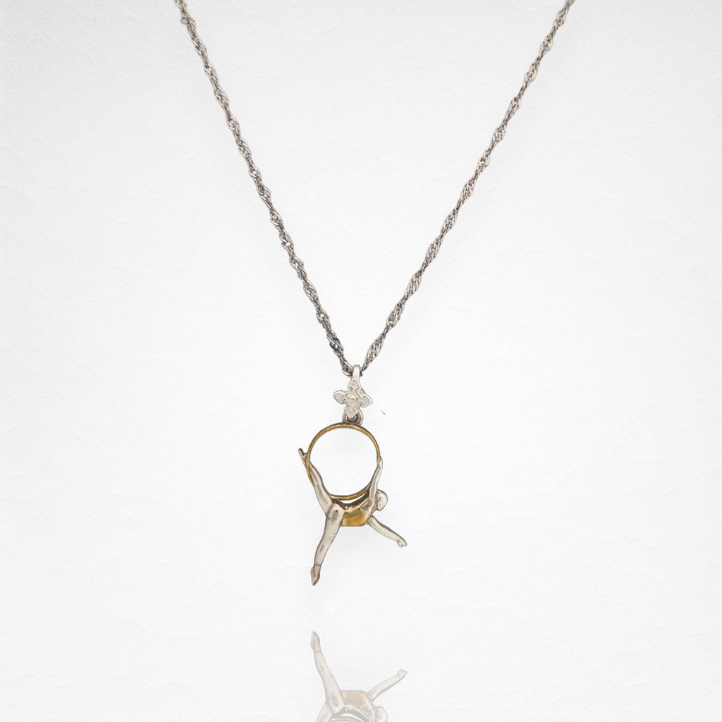 Въздушна акробатика – Женски спортен медальон от сребро 925 с частично 18K позлатено покритие – Ръчно изработено бижу талисман за гимнастички и танцьорки – Идеален подарък за спортист, треньор или фен – SSJ