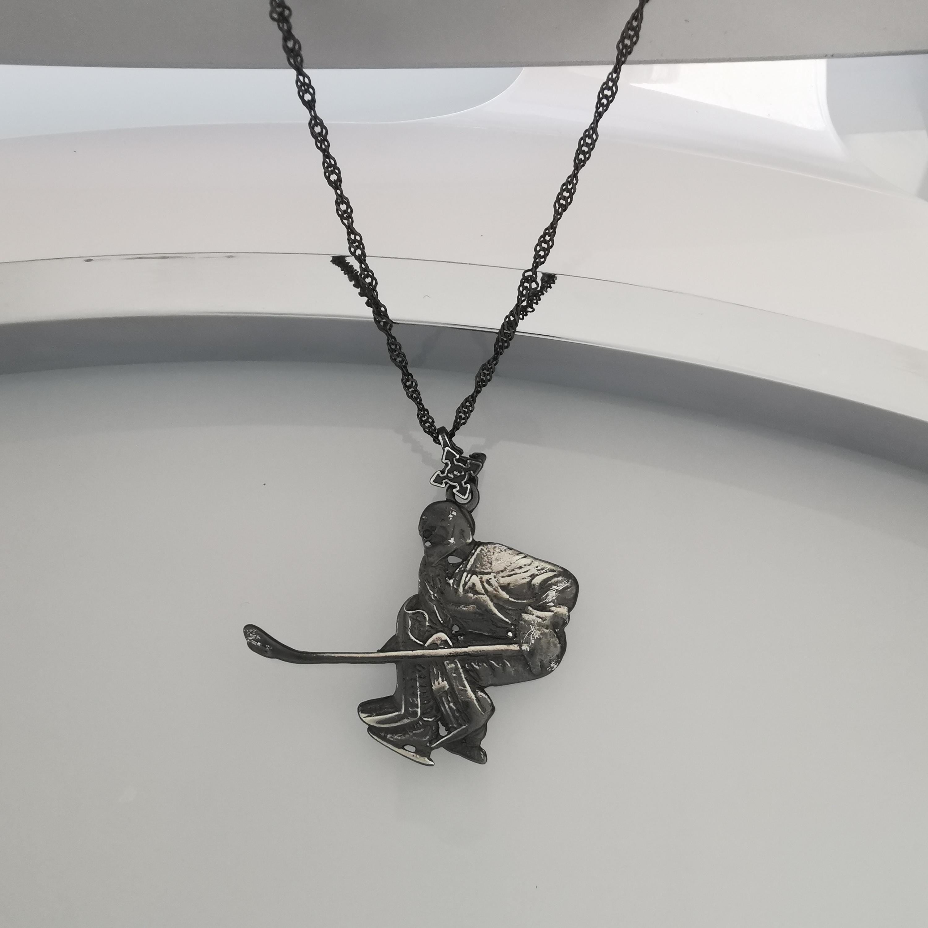 Хокеист (вратар) – Мъжки спортен медальон от сребро 925 с винтидж покритие – Ръчно изработено спортно бижу – Идеален подарък за мъж, фен на хокея – SSJ