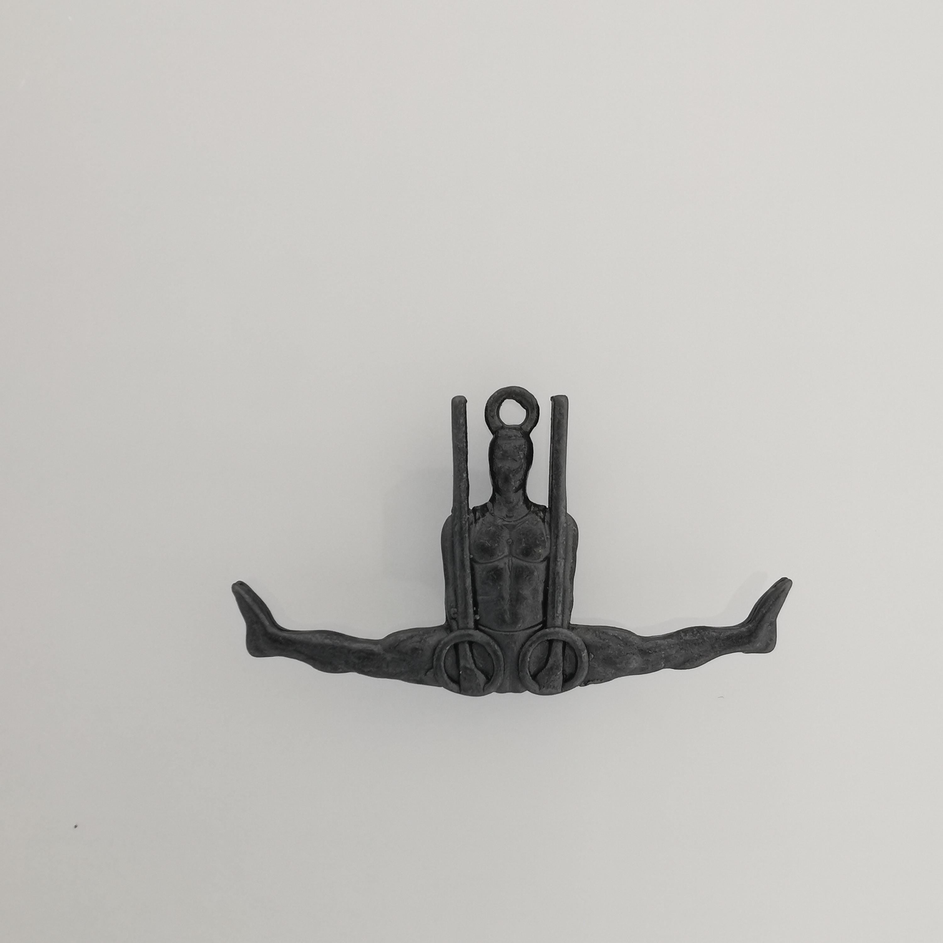 Гимнастик на халки – Мъжки спортен медальон от сребро 925 с оксидирано покритие – Ръчно изработено бижу талисман за гимнастици и спортисти – Идеален подарък за спортист, треньор или фен – SSJ