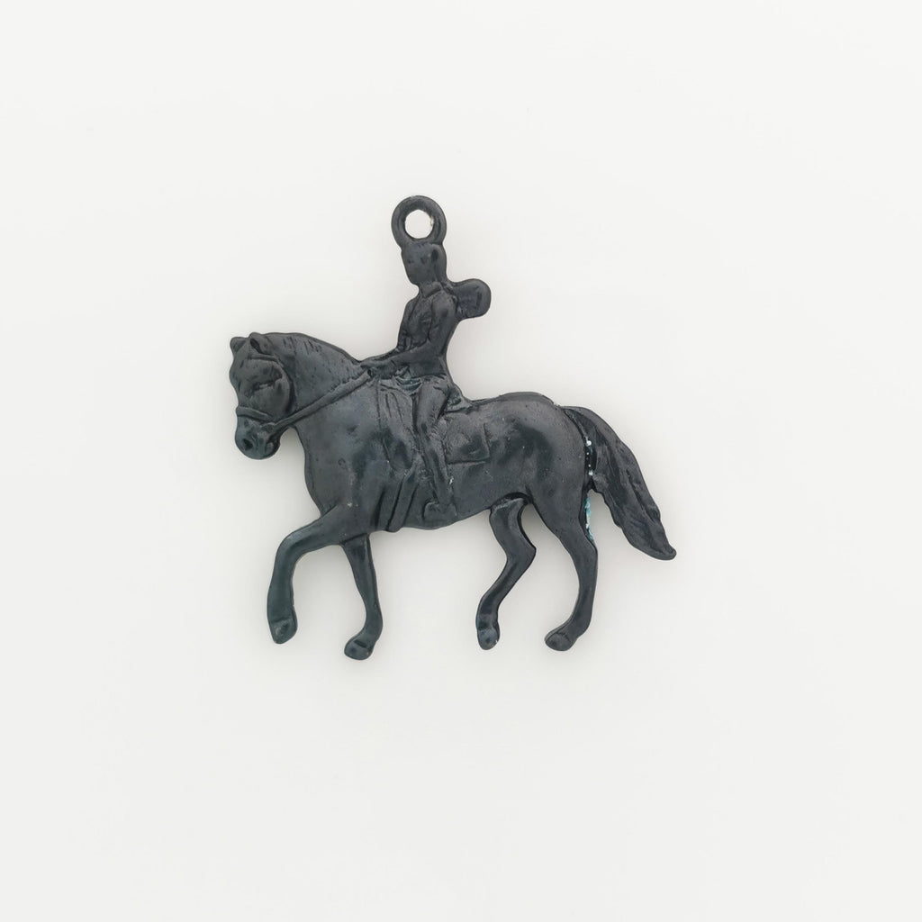 Конен спорт – Дамски медальон с фигура на ездачка – Оксидирано сребро 925 – Ръчно изработено спортно бижу/талисман конна езда – Идеален подарък за жена – SSJ