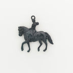 Конен спорт – Дамски медальон с фигура на ездачка – Оксидирано сребро 925 – Ръчно изработено спортно бижу/талисман конна езда – Идеален подарък за жена – SSJ