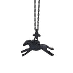 Конни надбягвания – Мъжки медальон „Жокей на състезателен кон“ – Оксидирано сребро 925 – Ръчно изработено спортно бижу/талисман за конен спорт – Идеален подарък за мъж – SSJ