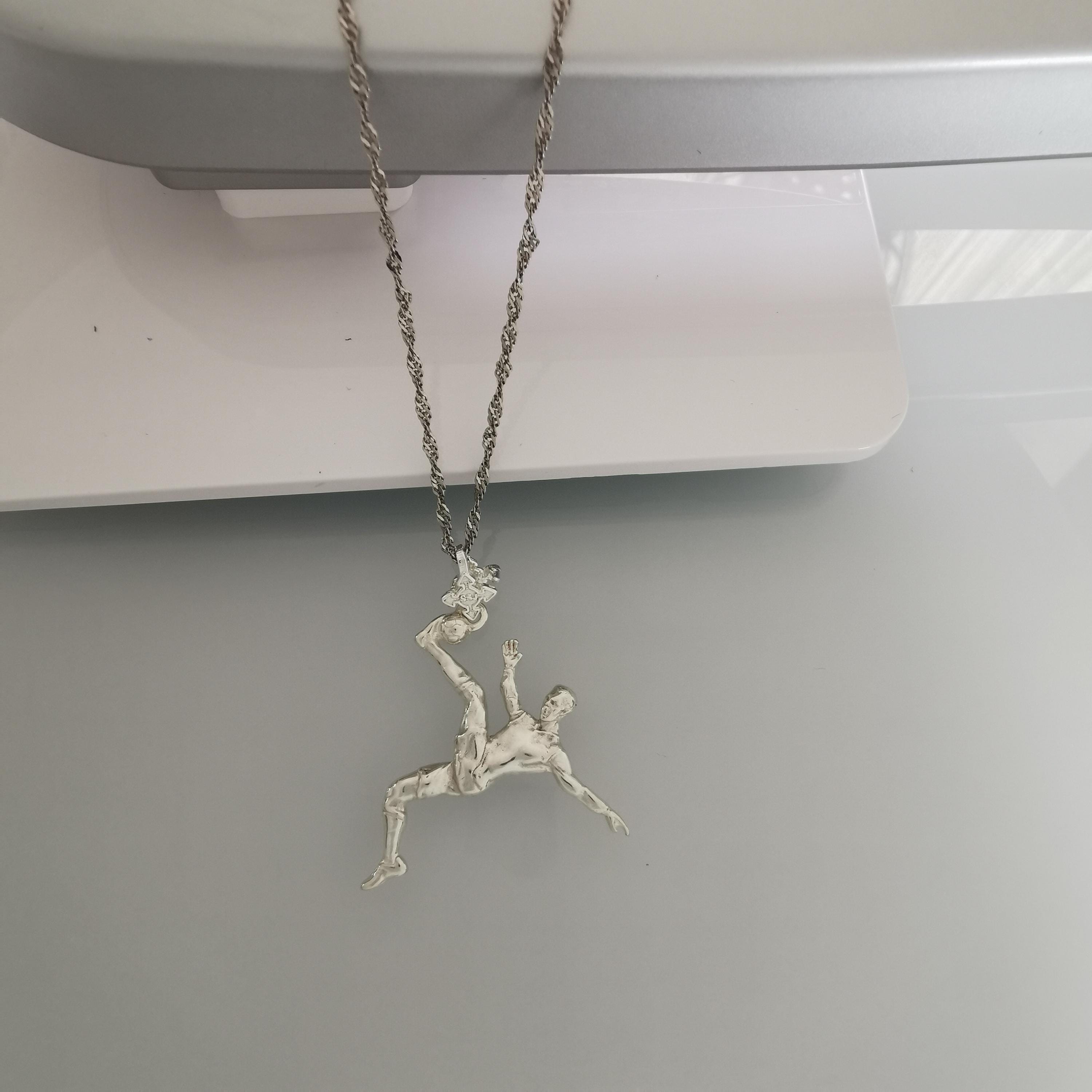 Футболист (задна ножица) – Мъжки спортен медальон от сребро 925 с класическо покритие – Ръчно изработено спортно бижу – Идеален подарък за мъж, фен на футбола – SSJ