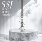 Американски футбол – Мъжки спортен медальон от сребро 925 с класическо полирано покритие – Ръчно изработено бижу талисман за спортисти и фенове – Идеален подарък за играч, треньор или почитател – SSJ